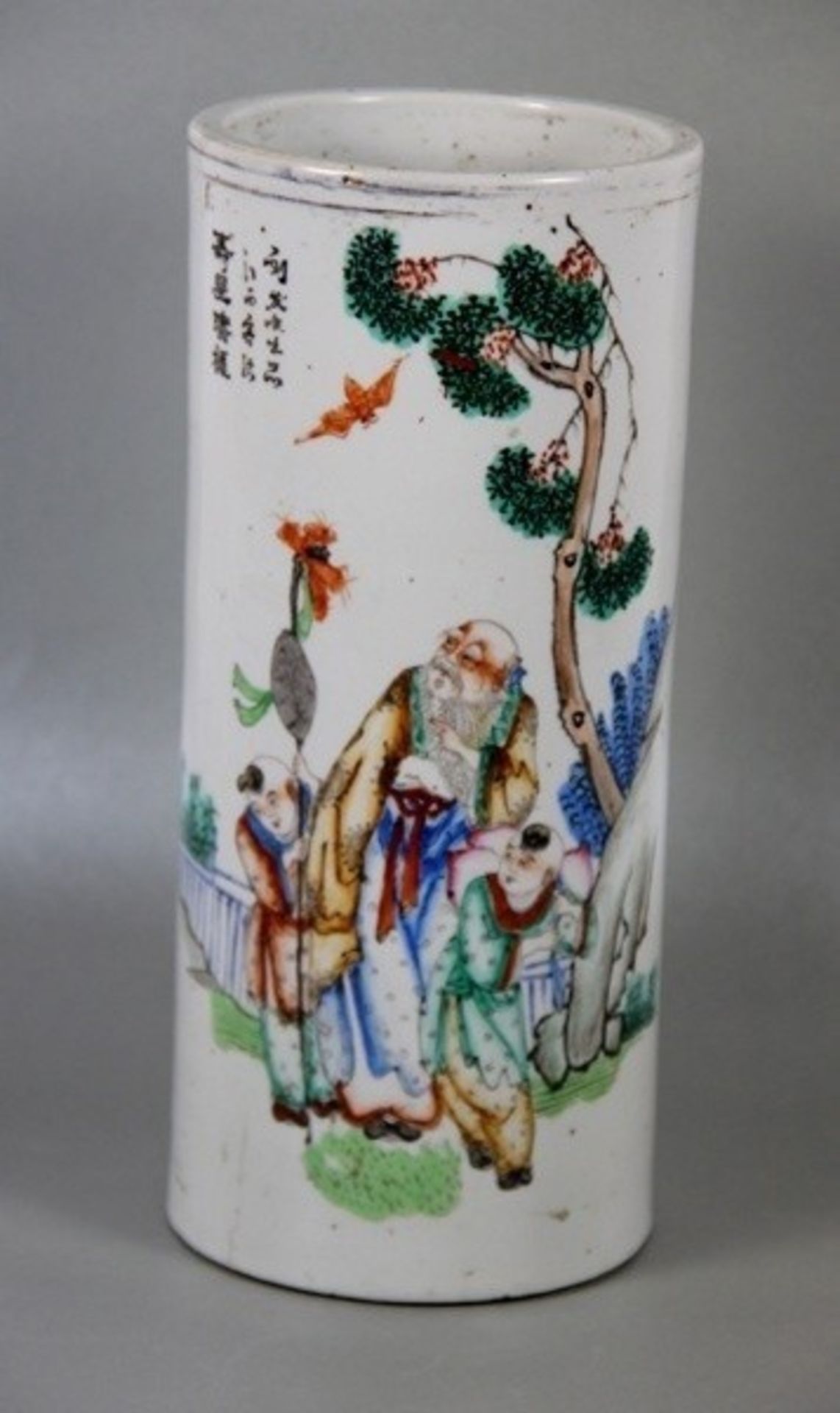 chinesische Vasewohl um 1860/70, China, Tongzhi Periode, walzenförmige Porzellanvase, polychrom
