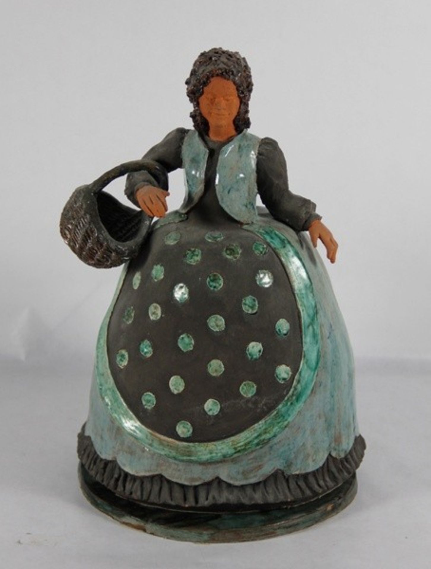 figurale KäseglockeTerracotta, große figurale Käseglocke, in Form einer Frau mit langem Rock, Gebr.