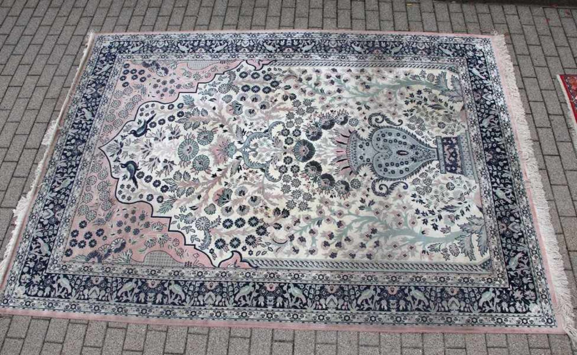 Perser-TeppichPersien, womöglich Ghom?, Teppich mit Vase, Blüten und Ornamenten unter Mihrab-