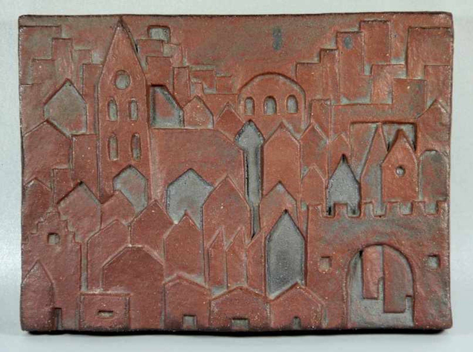 Liebenthron, Gerhard1925-2005, Relieftafel Keramik, Häuser, Türme und Zinnen, verso geritztes