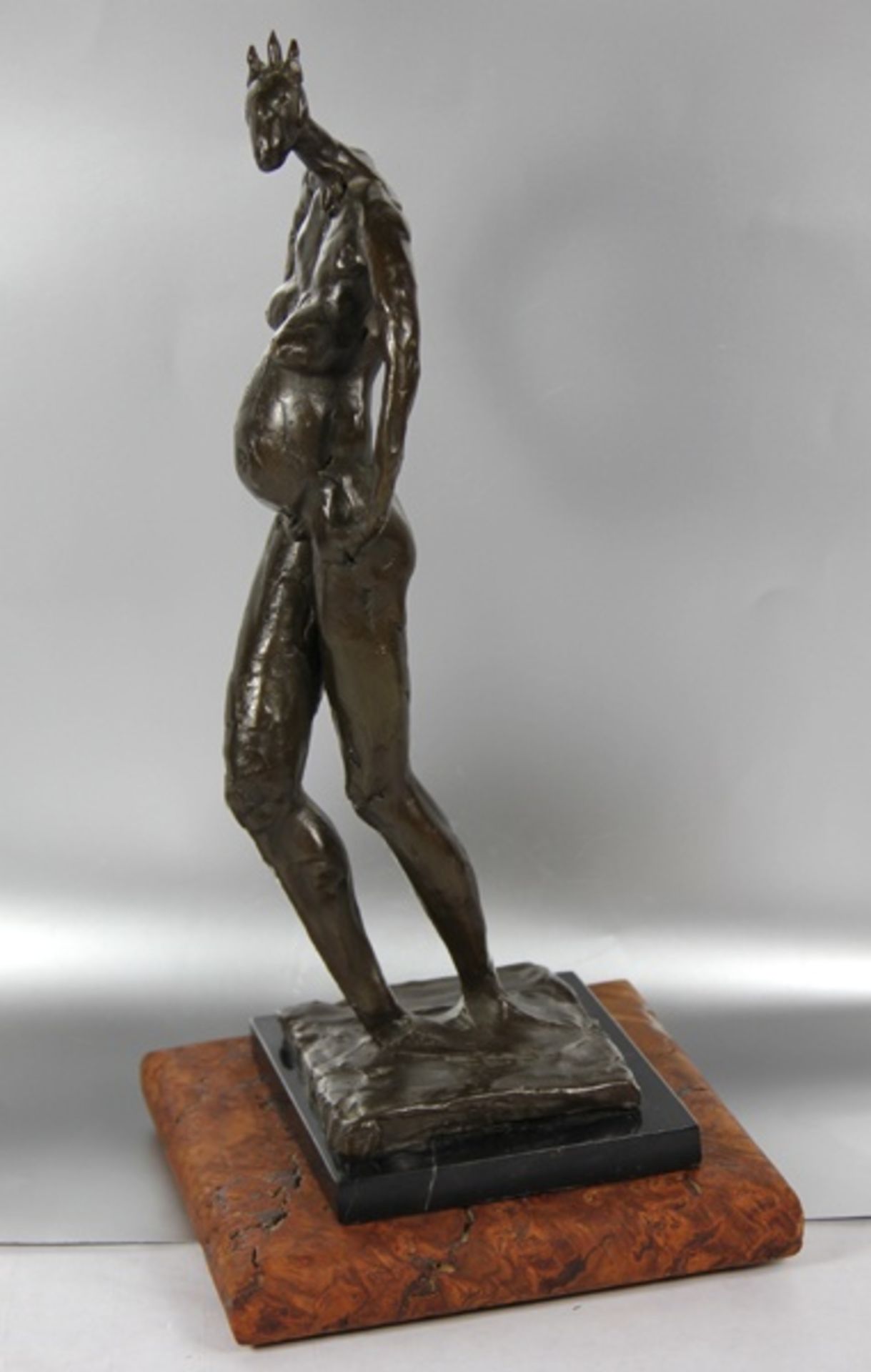 Bronzefigur Frauenakt20. Jhd., Bronzefigur, moderner Frauenakt einer schwangeren Frau, die Arme in