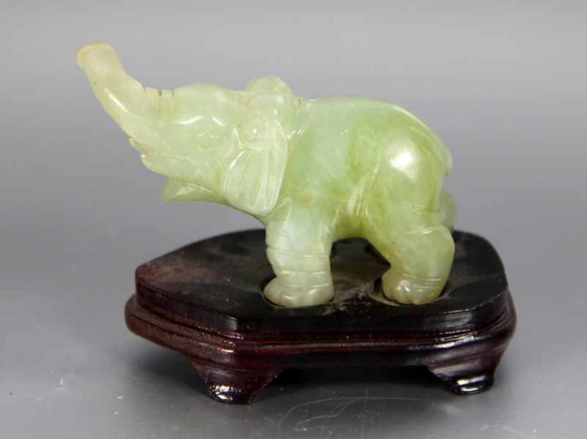 Jade-ElephantChina, kleiner vollplastischer Jade-Elephant, gebr.sp., Holzsockel, H. ges. 6