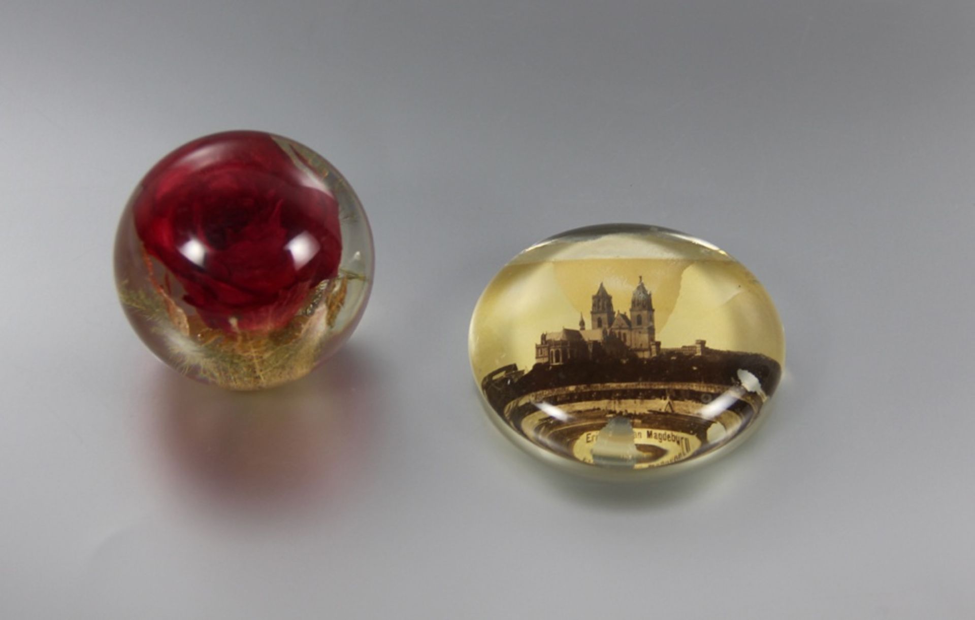 Konvolut Paperweights2 Briefbeschwerer, Paperweights, 1mal Glas, Erinnerung an Magdeburg, verso