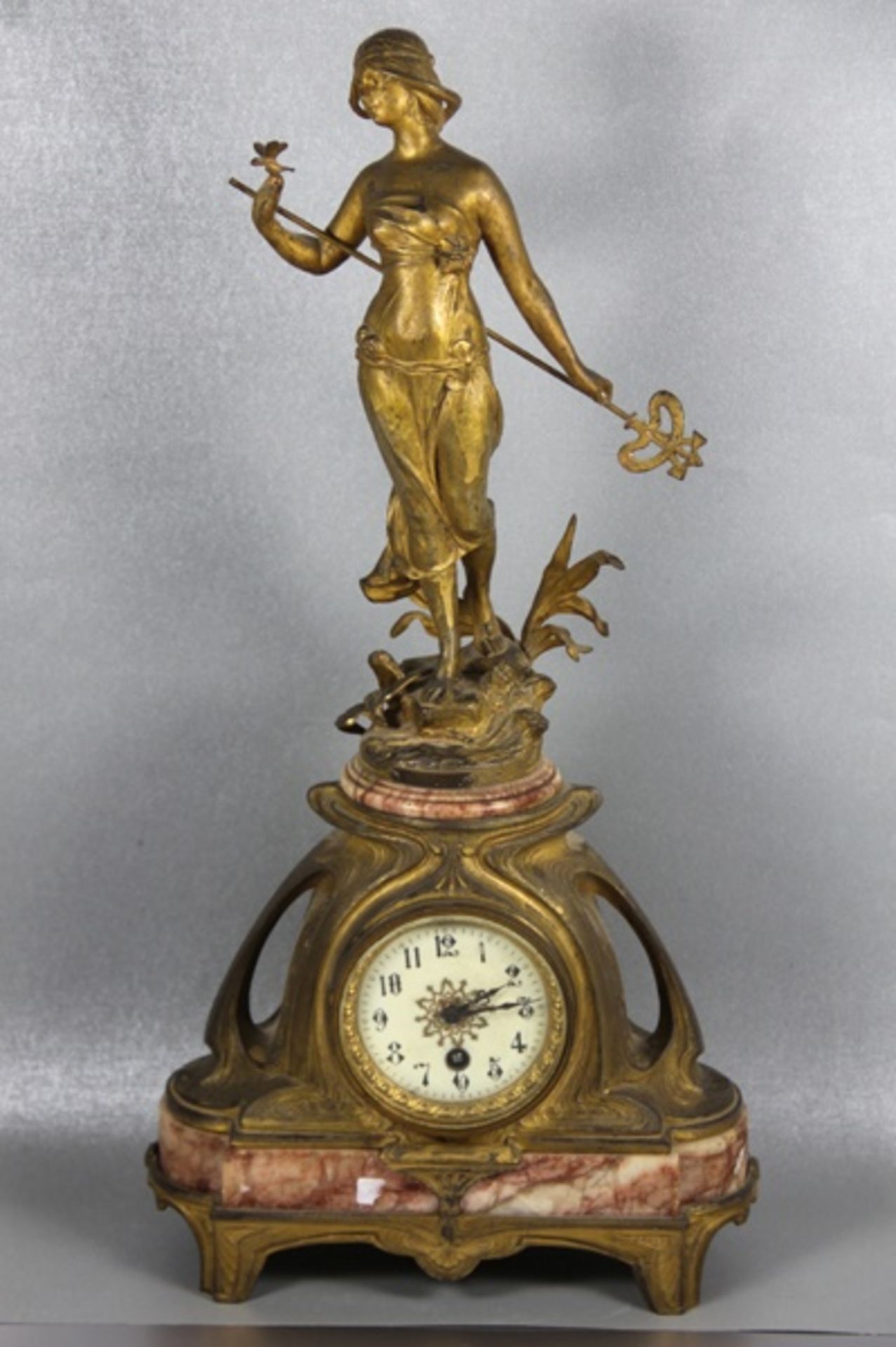 französ. Jugendstil-Kaminuhrum 1900/20, Frankreich, Kaminuhr, Marmorsockel, Bronzeregule goldfarben,