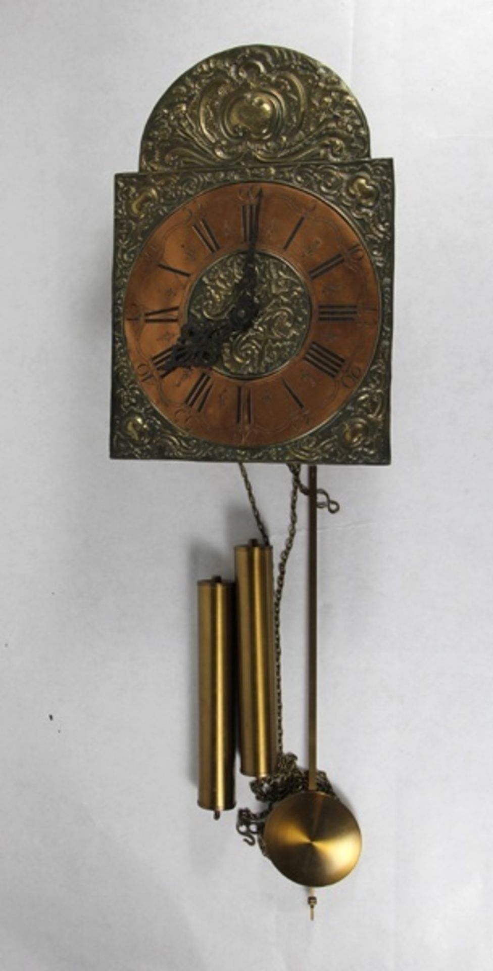 WanduhrWanduhr, mit Rocaillen reich reliefierter Metallfronton, Ziffernring Metall mit röm.