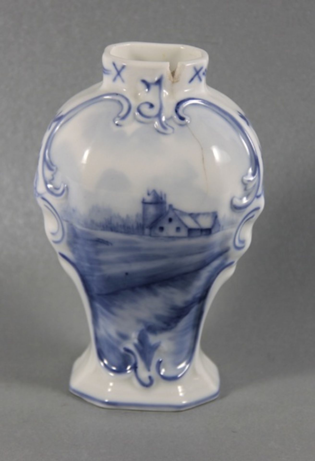 Delft-VaseDelft-Vase, weißer Scherben, blaues Landschafts-, Blumen- u. Rocaillendekor, gemarkt,