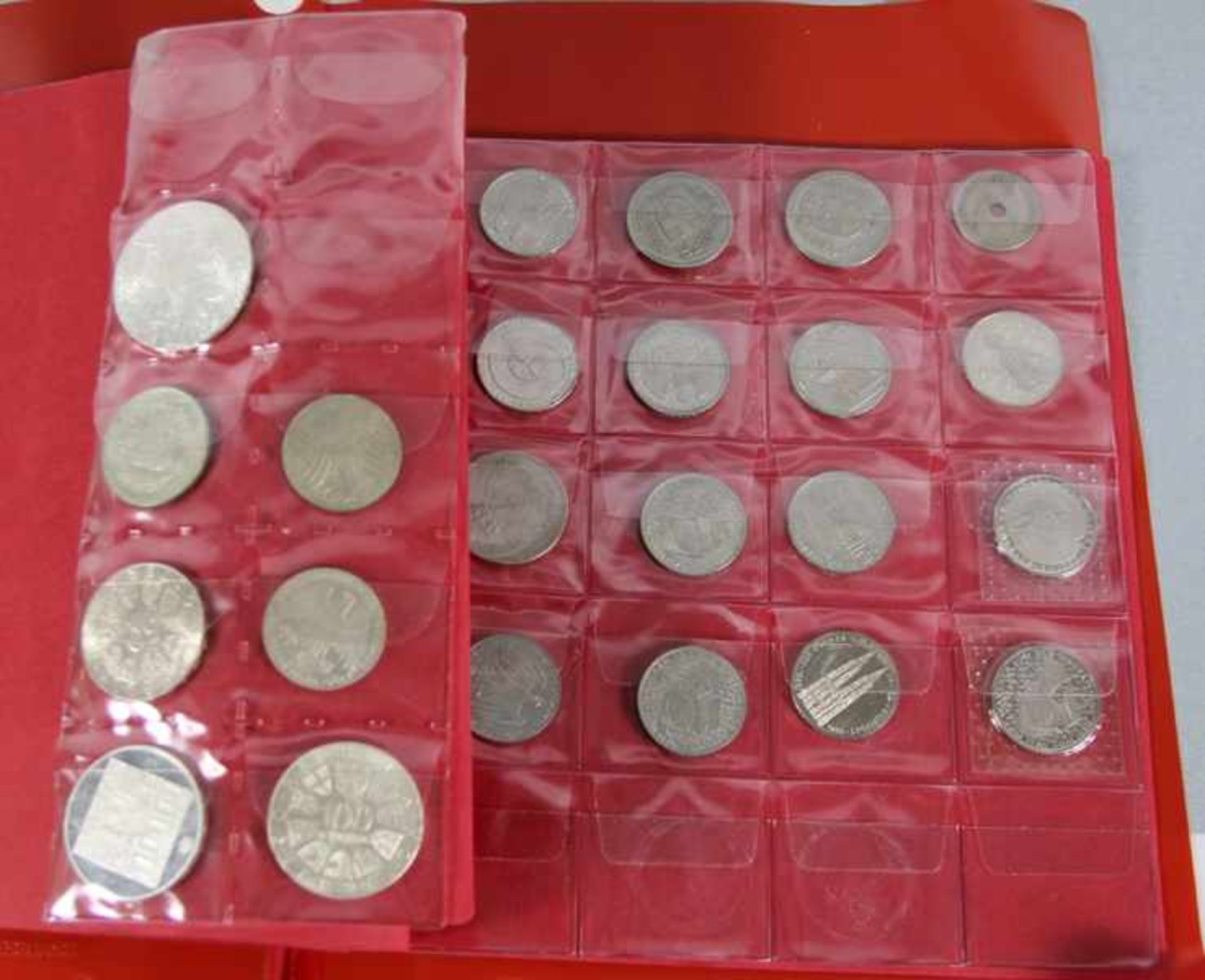 Konvolut Münzenca. 55 Stk.Münzen, davon 14 Silbermünzen: 1 Maria-Thersien-Taler, 1 Medaille Mondflug