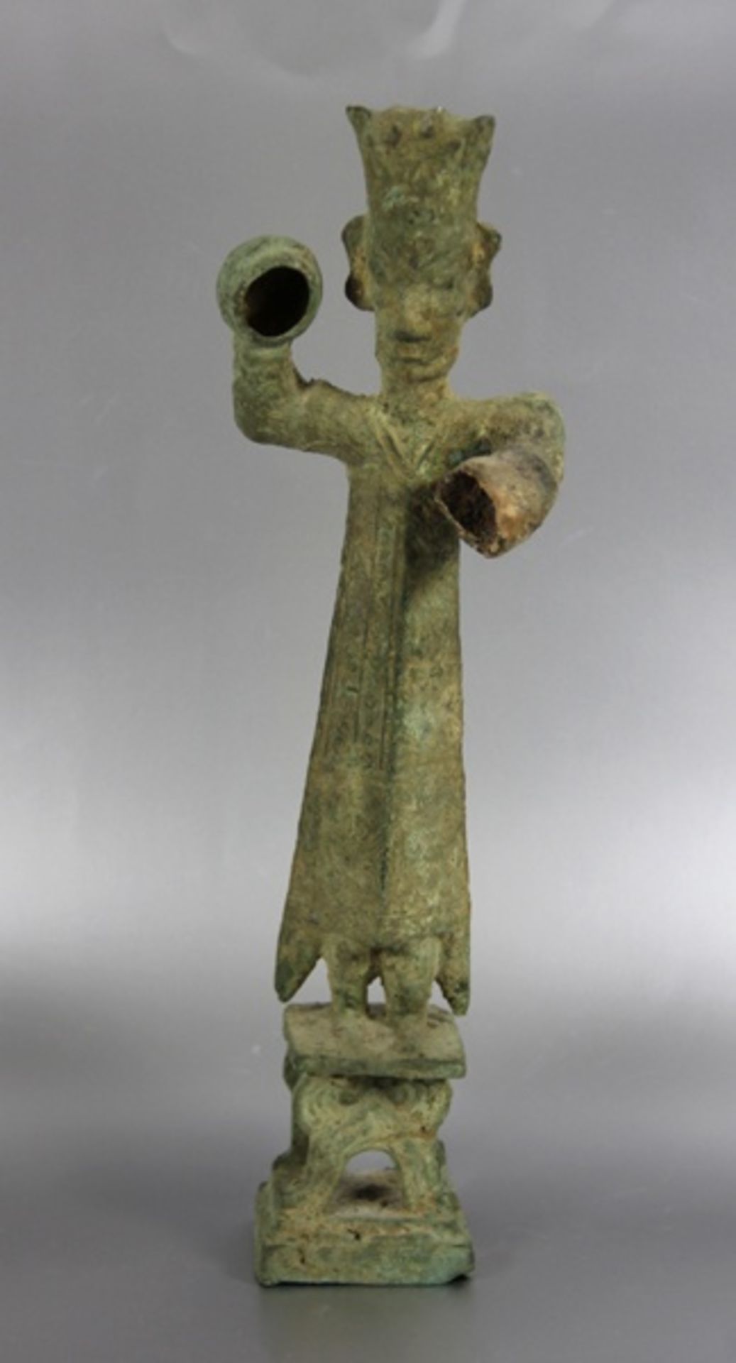 chinesische Bronze-FigurineChina, Bronze, stehender Mann mit angewinkelt erhobenen Armen, er trägt