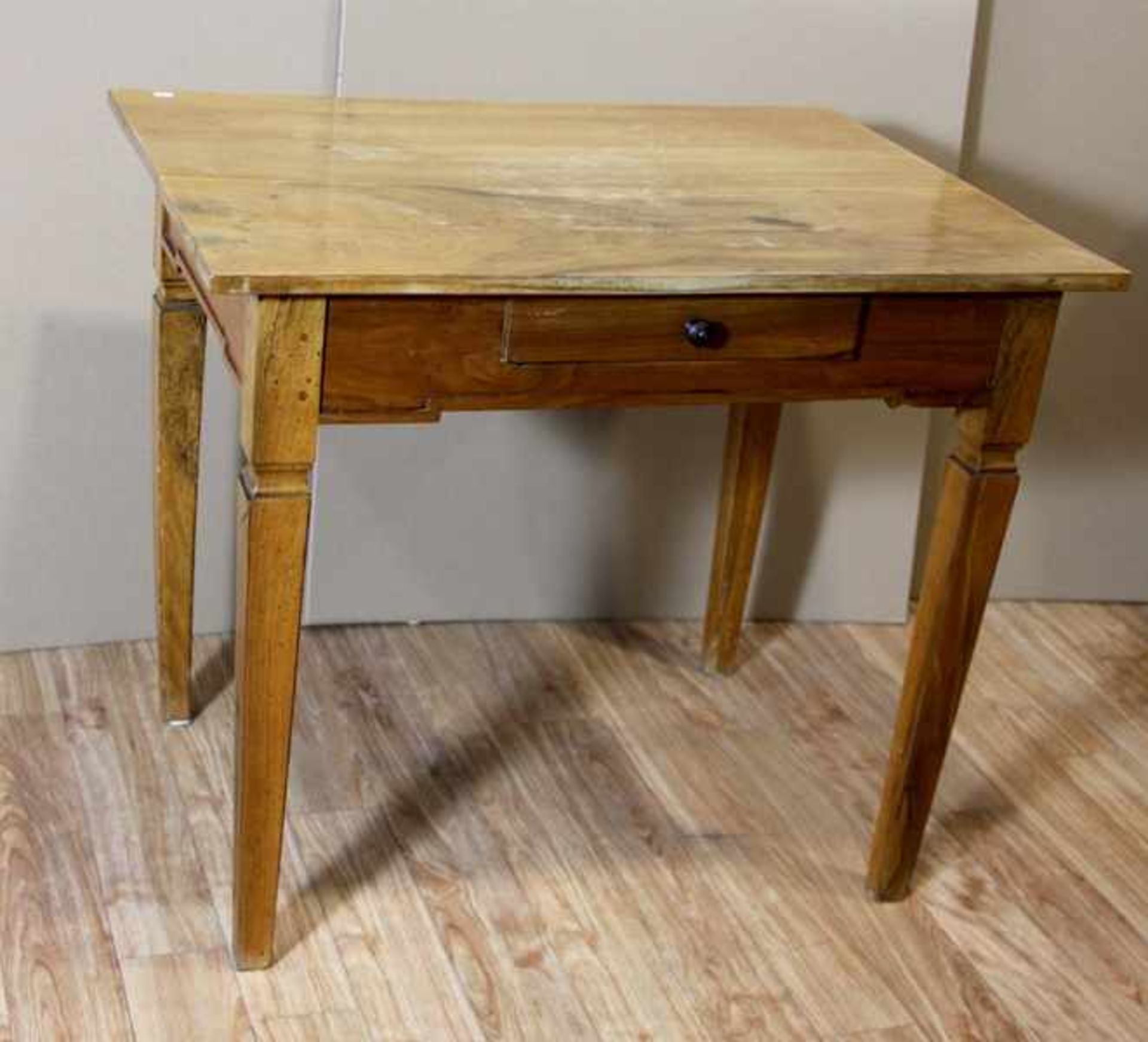 Tischum 1800, Nussbaumholz, rechteckige Tischplatte, darunter Schublade in der Zarge, zulaufende