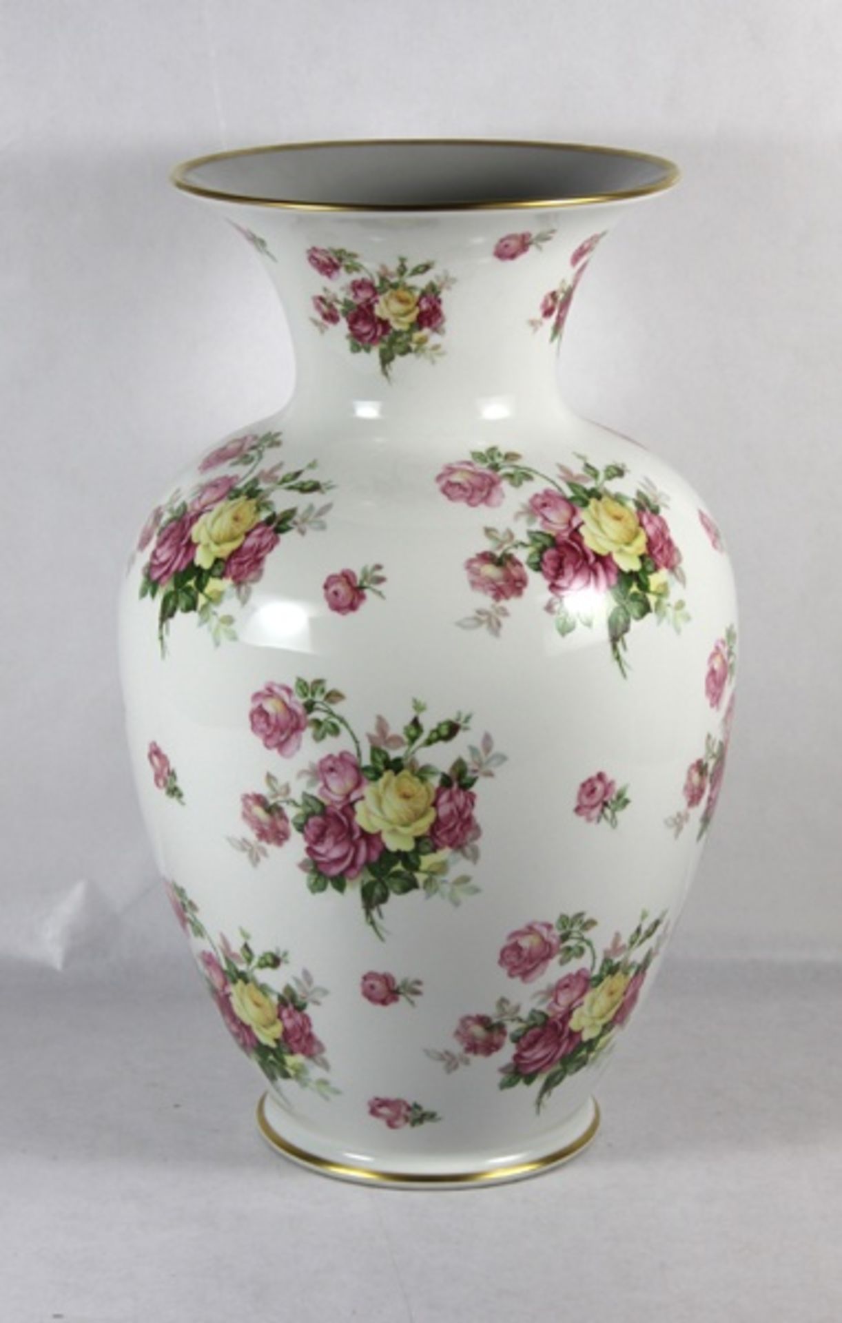 große Porzellanvase20. Jhd., Schuhmann, große Porzellanvase mit buntem Rosendekor, Goldrand, H. 47