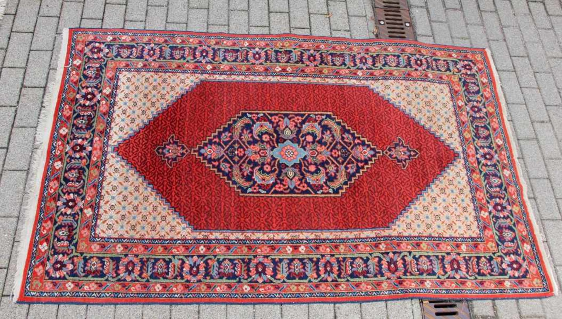 Perser-TeppichPersien, Teppich, mittig rautenförmiges medaillon, zahlreiche Blüten u. Ornamente