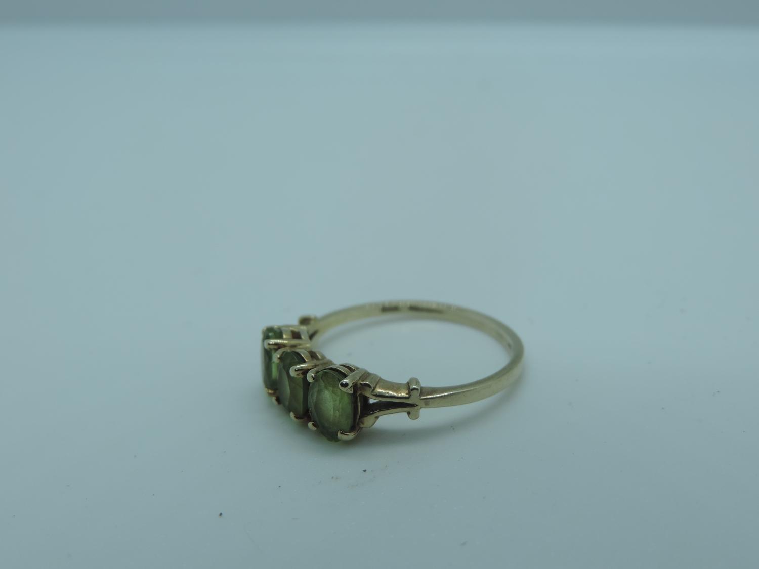 9ct Yellow Gold Peridot Trilogy Ring - Image 3 of 3