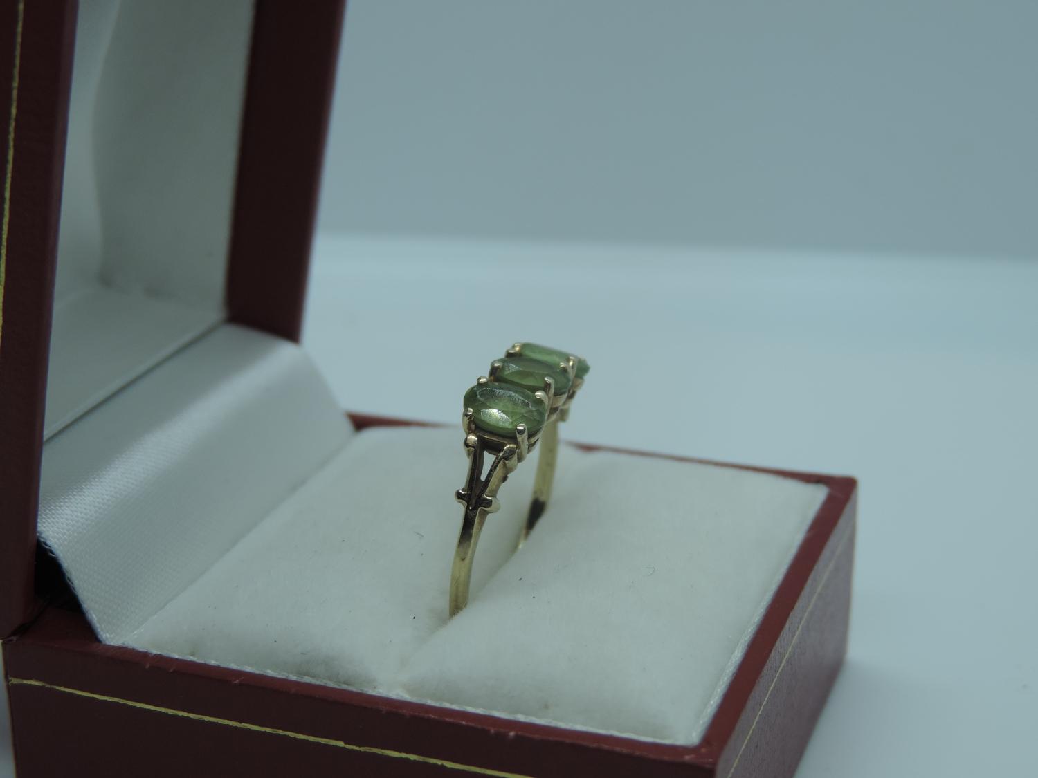 9ct Yellow Gold Peridot Trilogy Ring - Image 2 of 3