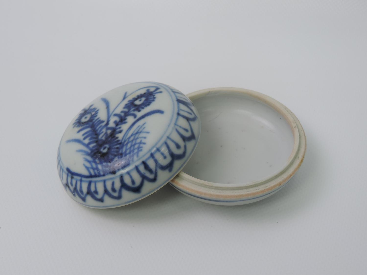 Blue and White Cau Mau Sealing Wax Pot 1725 - Sotheby's Authentication Number 32627 - Image 2 of 4