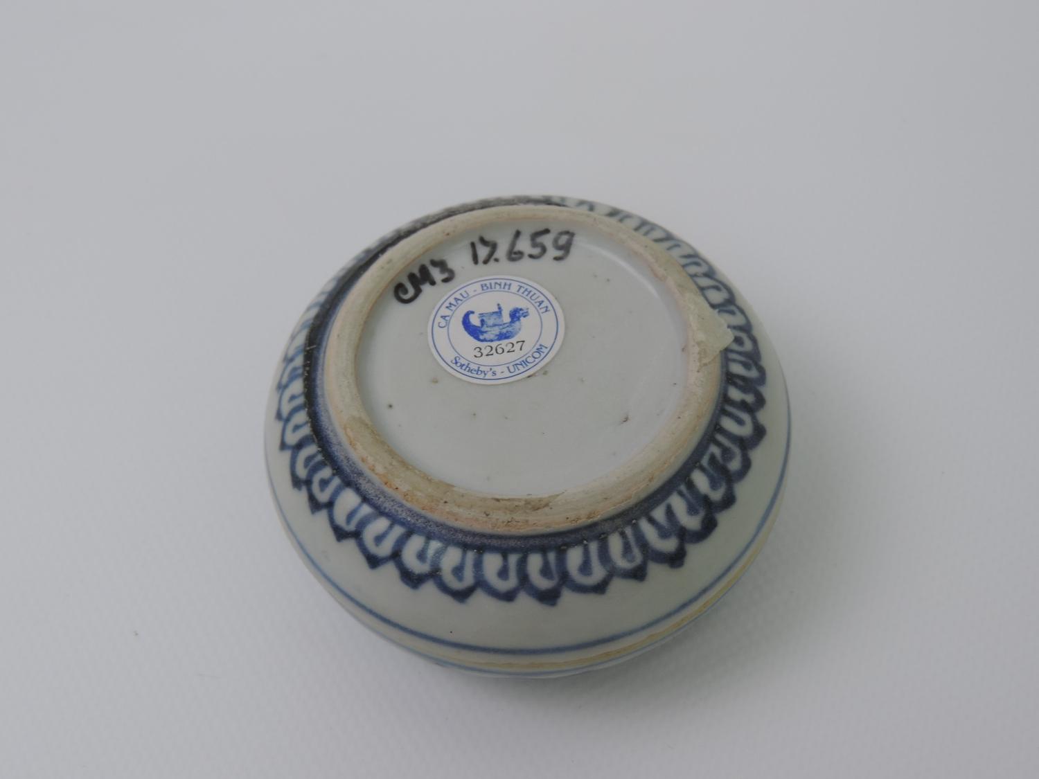 Blue and White Cau Mau Sealing Wax Pot 1725 - Sotheby's Authentication Number 32627 - Image 3 of 4