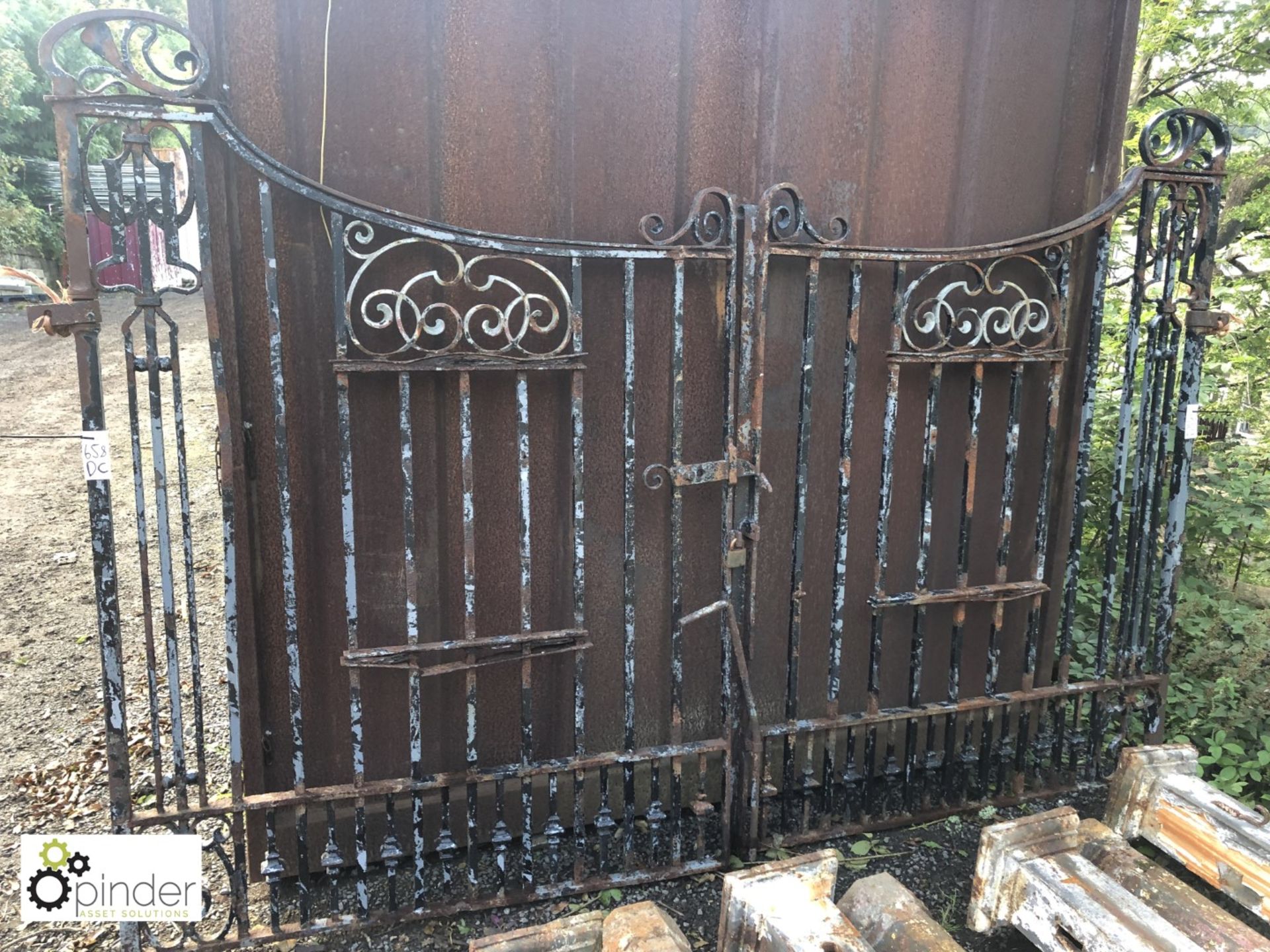 Pair Art Nouveau wrought iron Gates, 3000mm x 2050mm max (please note this lot is located at The - Bild 2 aus 2