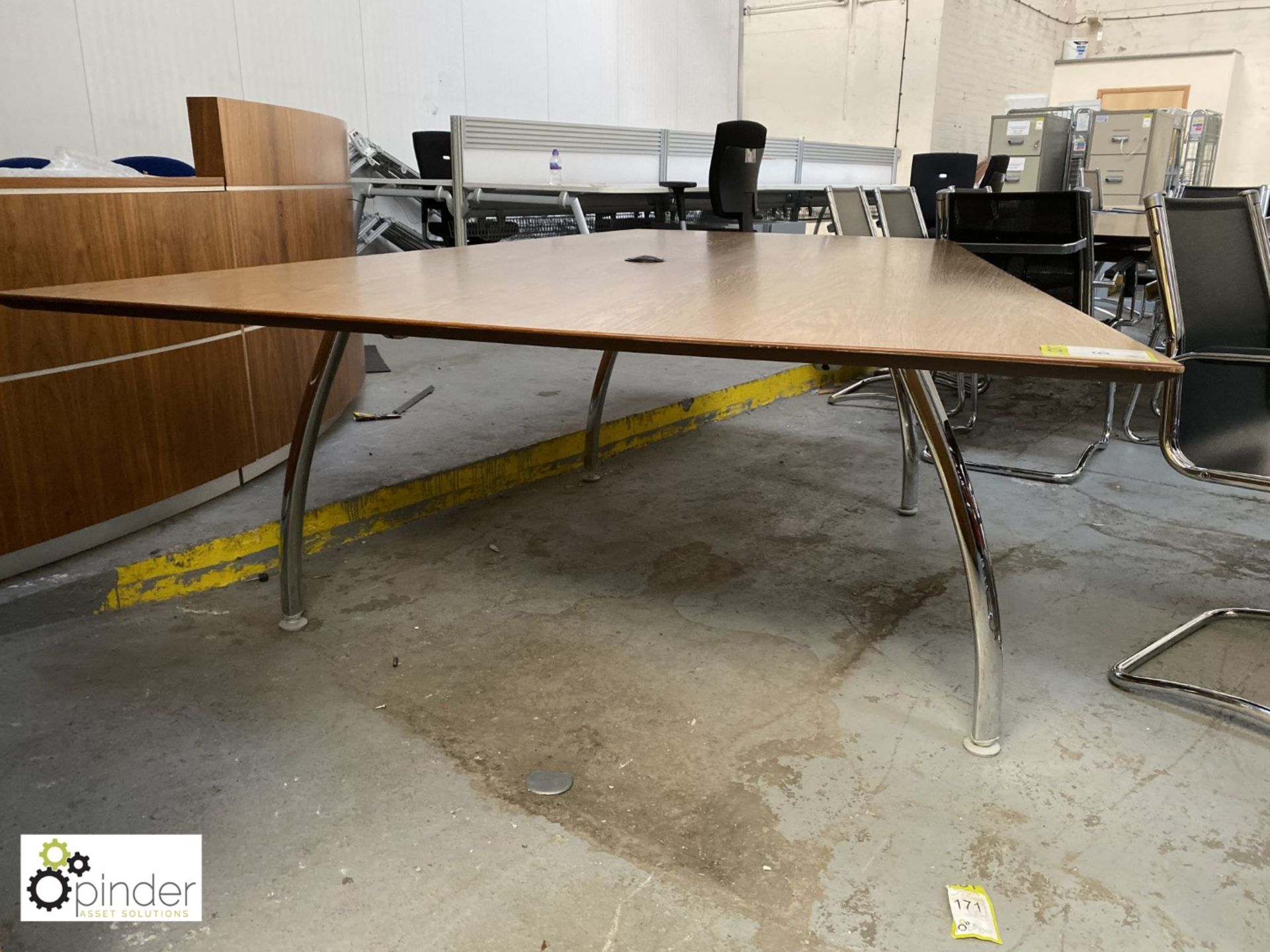 Oak effect shaped Meeting Table, 2095mm x 1590mm, with 2 shaped meeting tables, 1000mm - Image 4 of 5