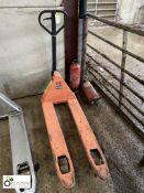 Challenge Pallet Truck, 2000kg (please note there is a lift out fee of £10 plus VAT on this lot)