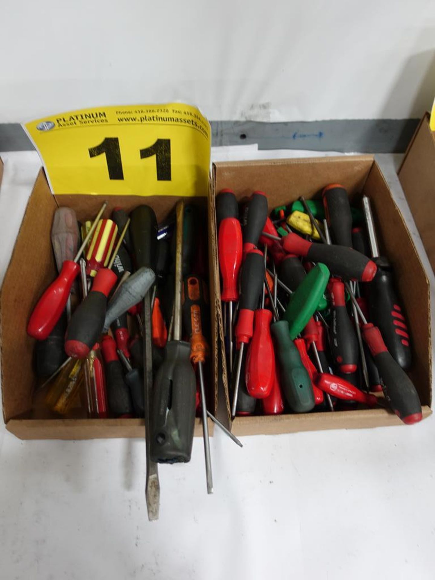 LOT OF ASSORTED SCREW AND TORE DRIVERS