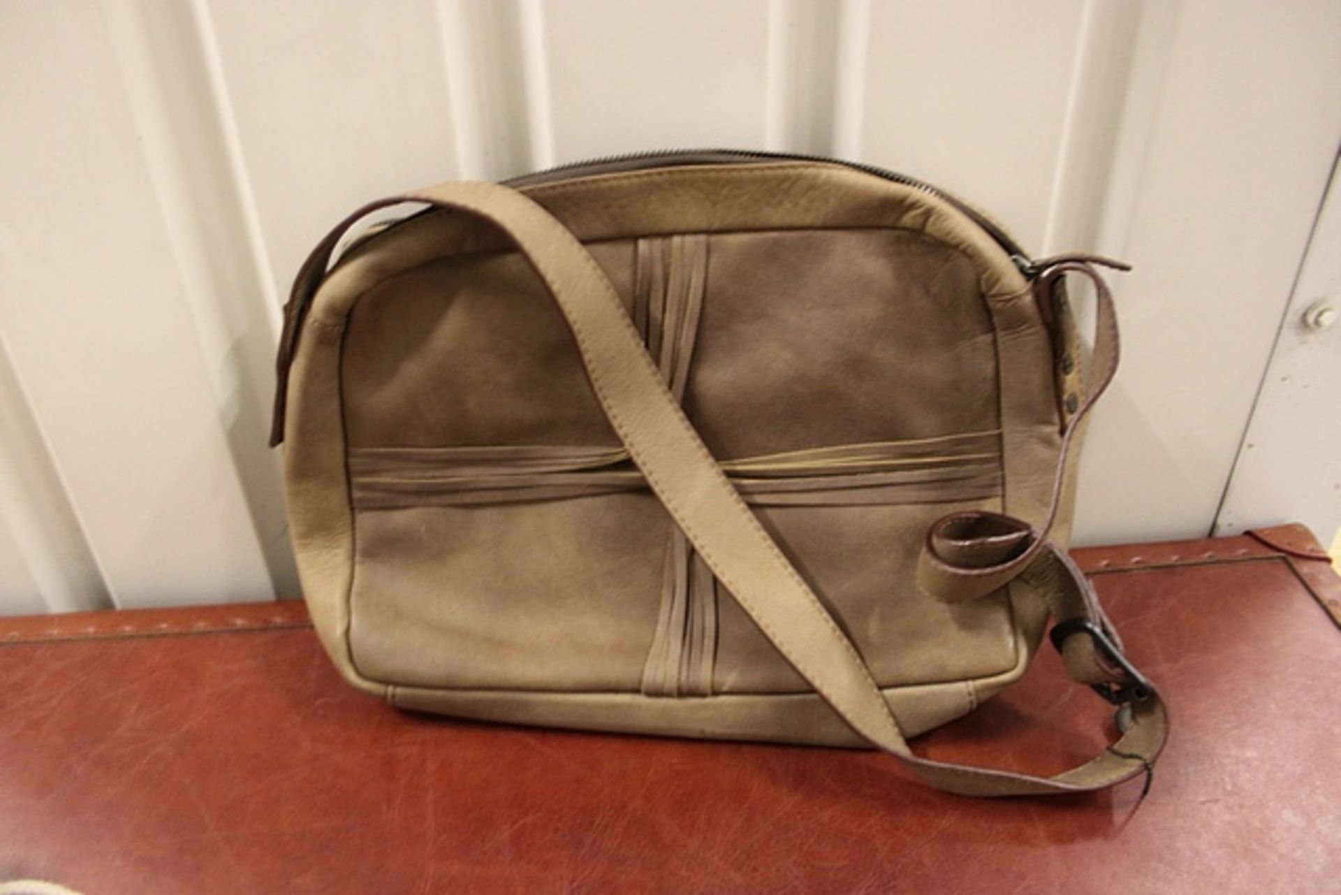 Austin Messenger Bag Leather Savage 39 X 11 X 27cm