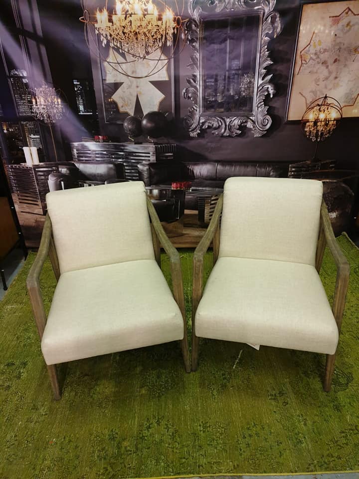 A Pair Of Alton Natural Ecru Linen Chairs The Alton Chair Is A Classic And Sophisticated Weathered - Bild 3 aus 5