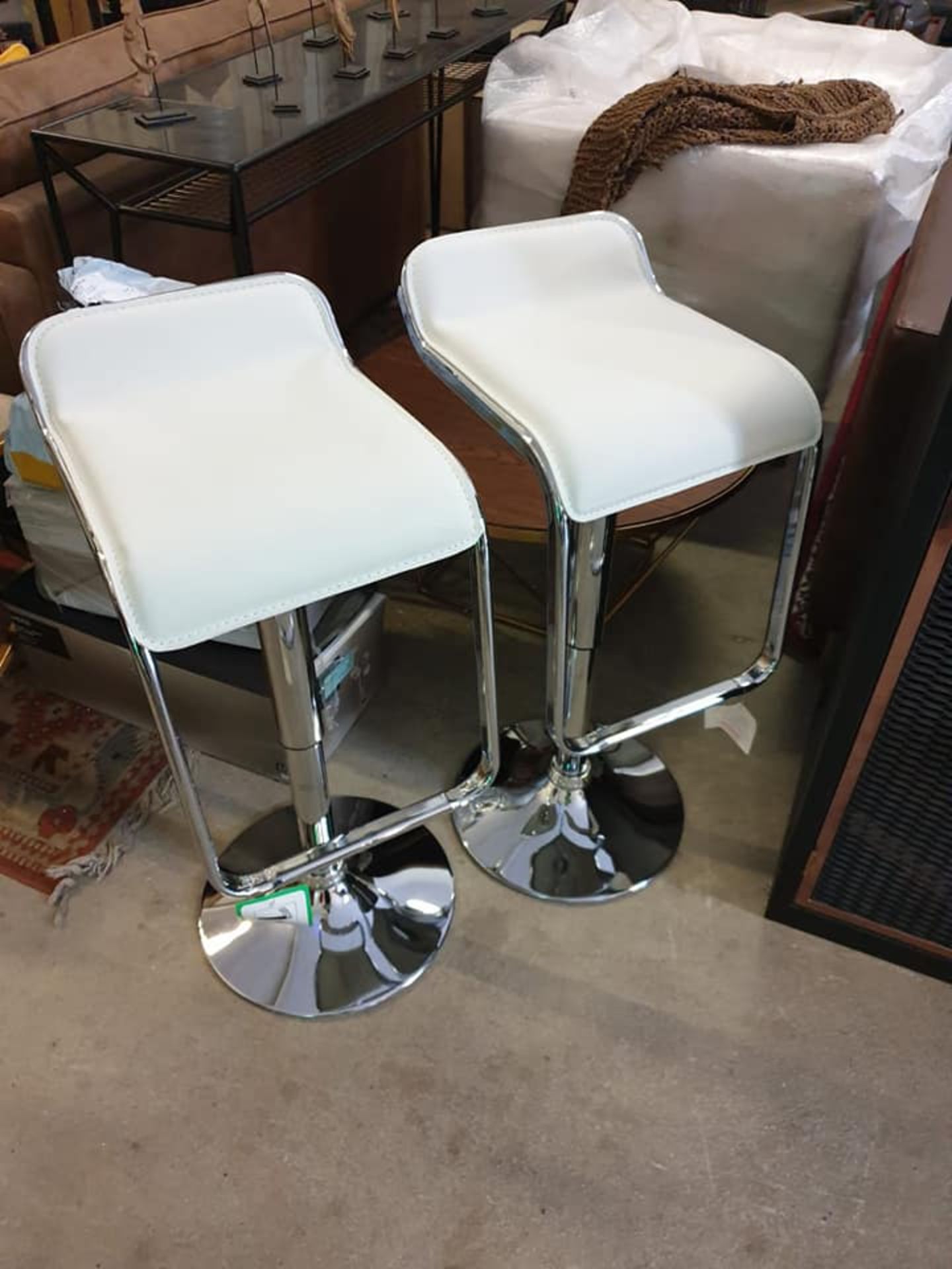 A Pair Of White Leather Adjustable Height Chrome Breakfast Bar Stools With Footrest 43cm Pitch - Image 2 of 2