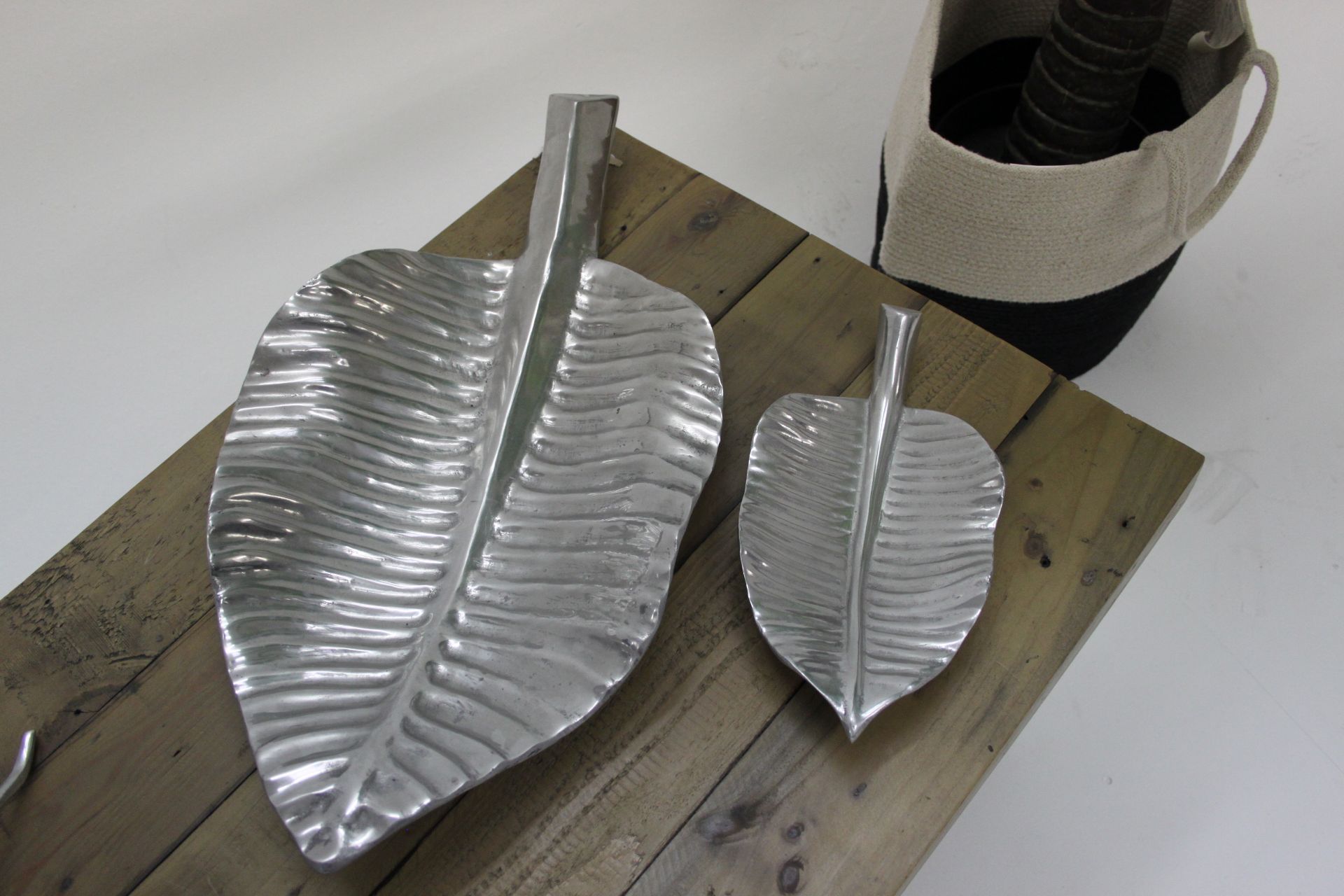 Large & Small Leaf Tray Polished Aluminium Decorative Trays Great For Keys And Nicknacks (1 Of Each) - Image 2 of 3