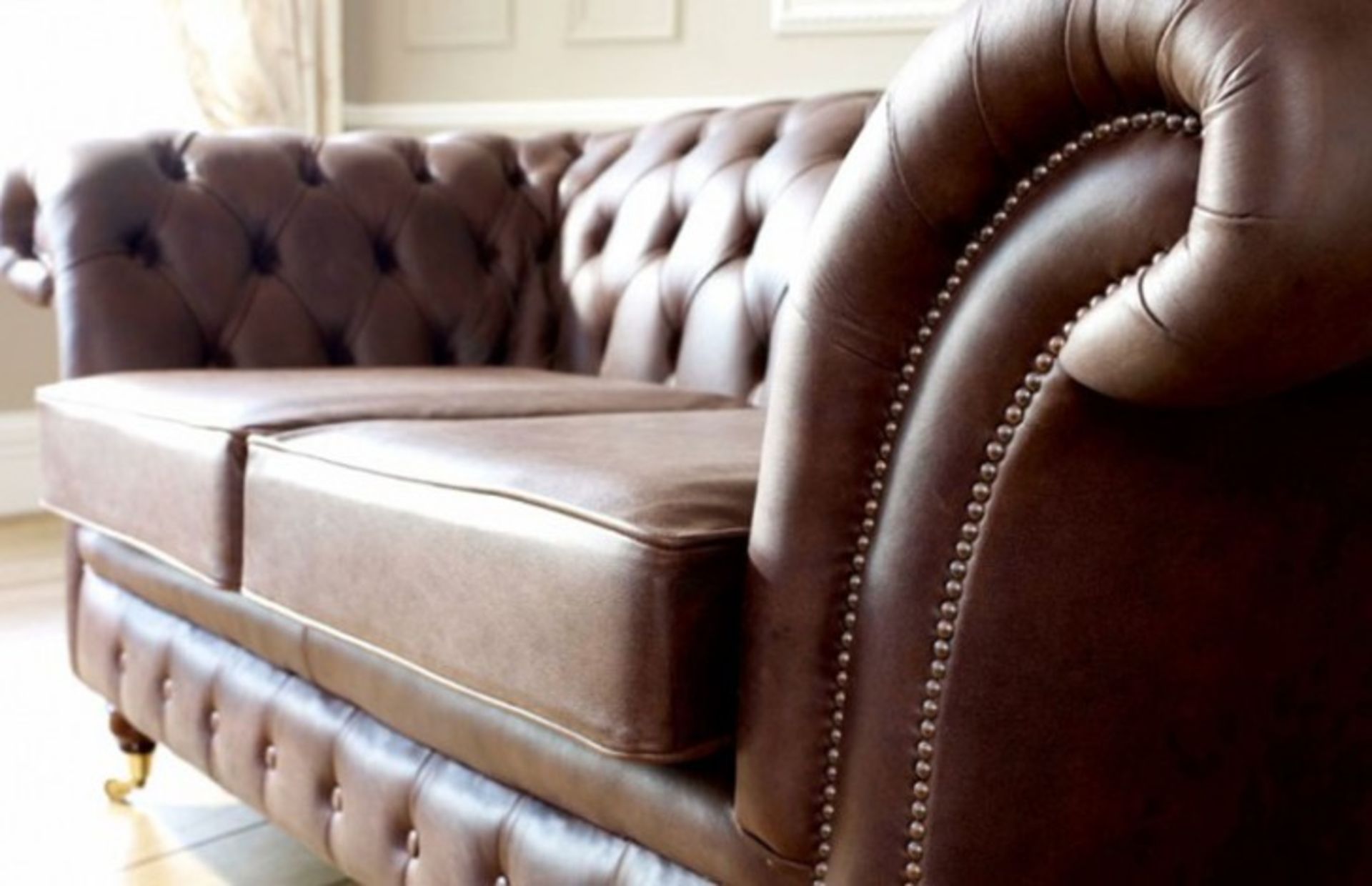 Windsor 4 seater leather sofa is a traditional chesterfield sofa design and incorporates the classic