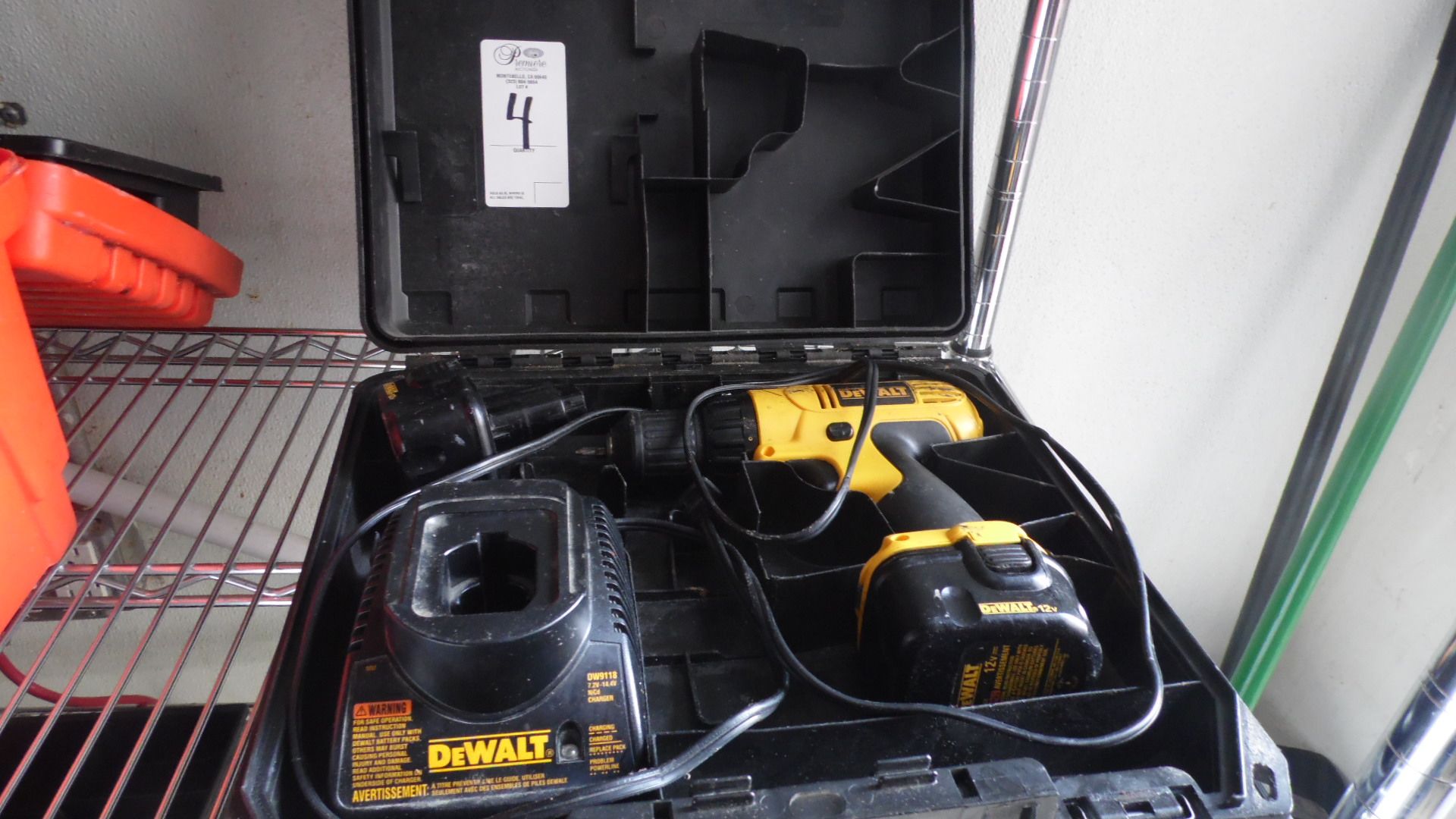 DEWALT DRILL w/ BATTERY & CHARGER