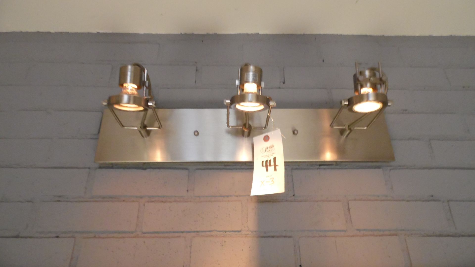 WALL MOUNTED LIGHT FIXTURES