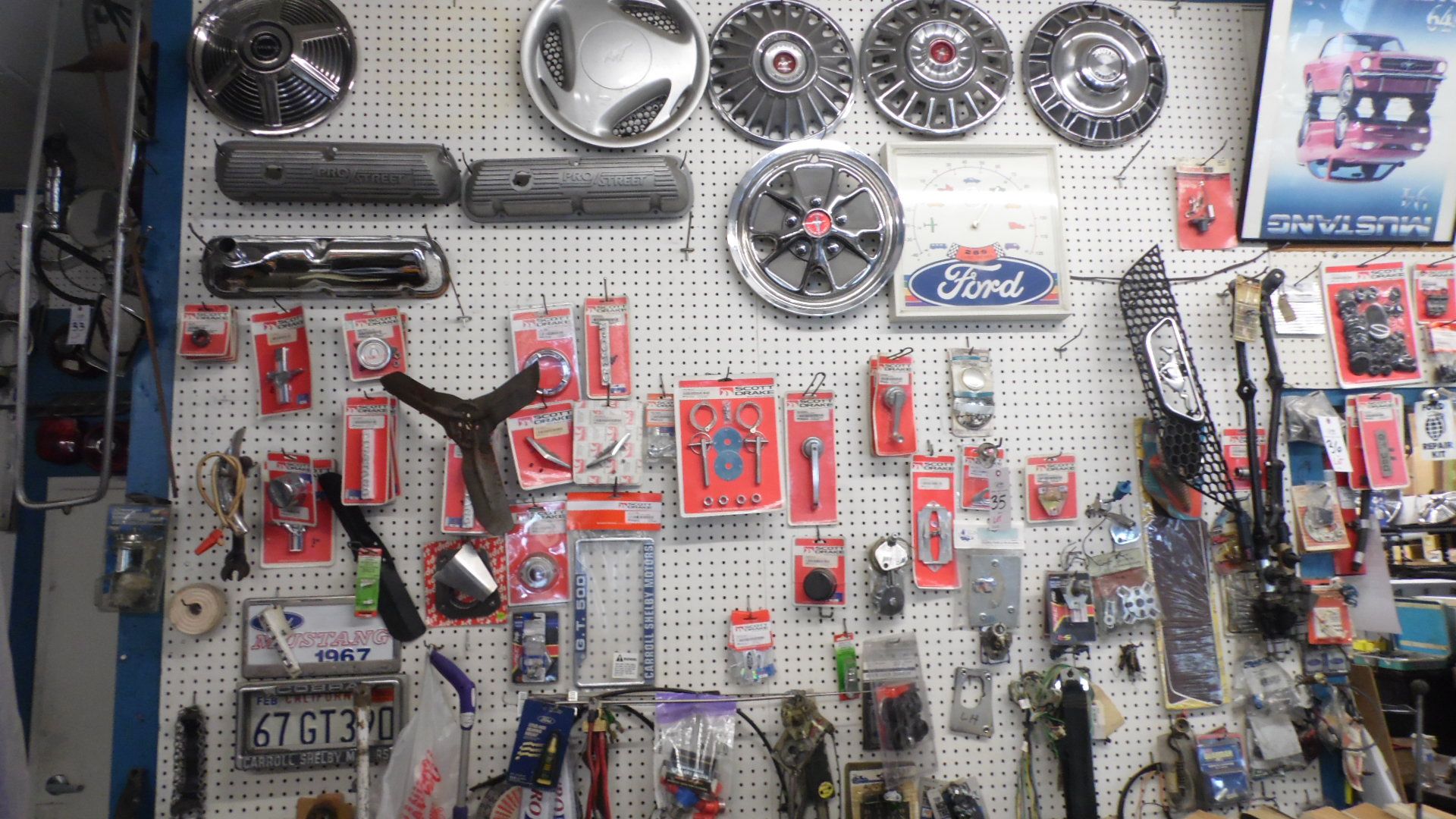 CONTENTS ON PEG BOARD WHEEL CAPS, HUBCAPS, DOOR HANDLES