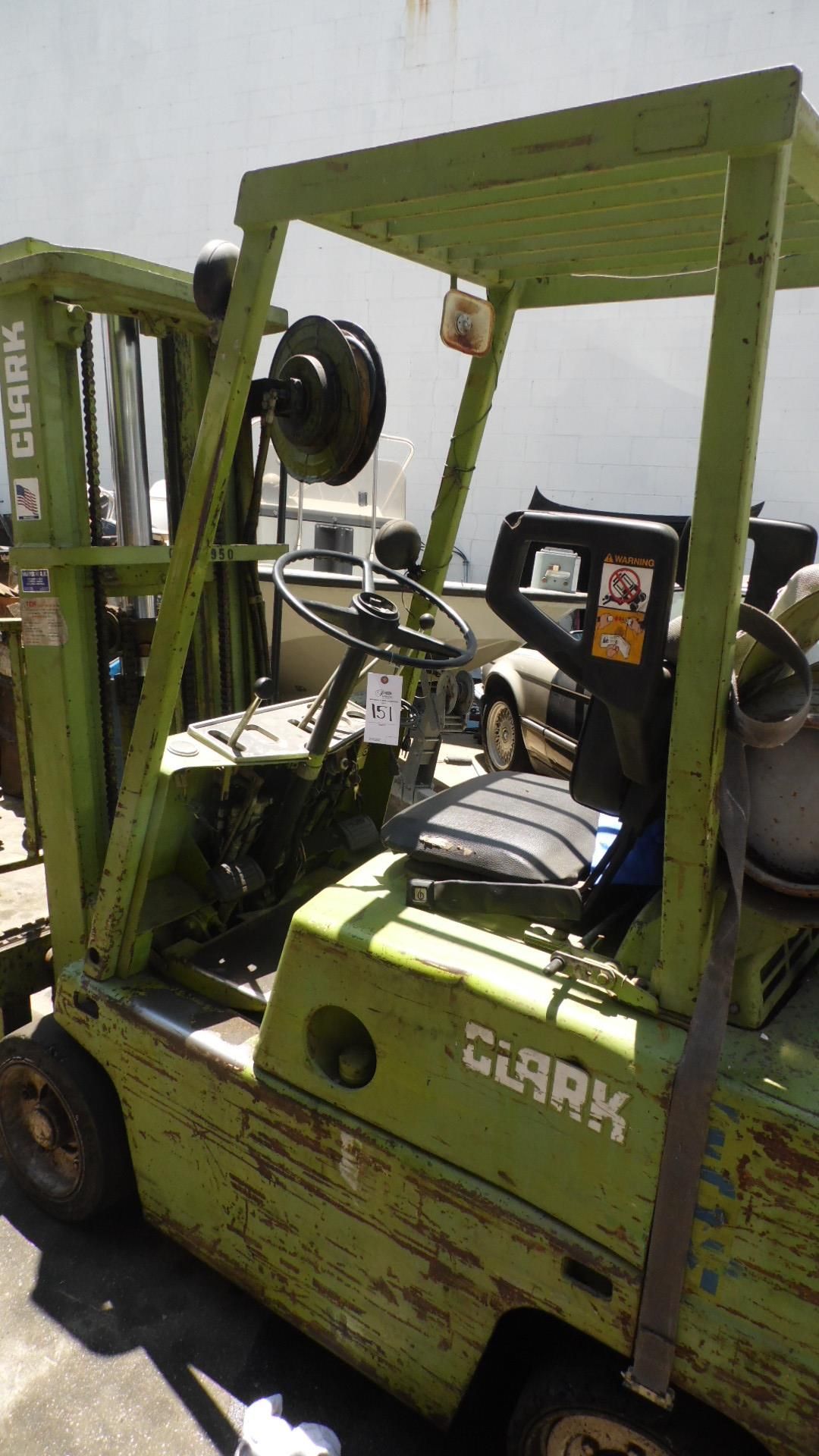 CLARK 3950-LB LPG FORKLIFT w/ SIDE SHIFT (LEAKS HYDRAULIC FLUID)