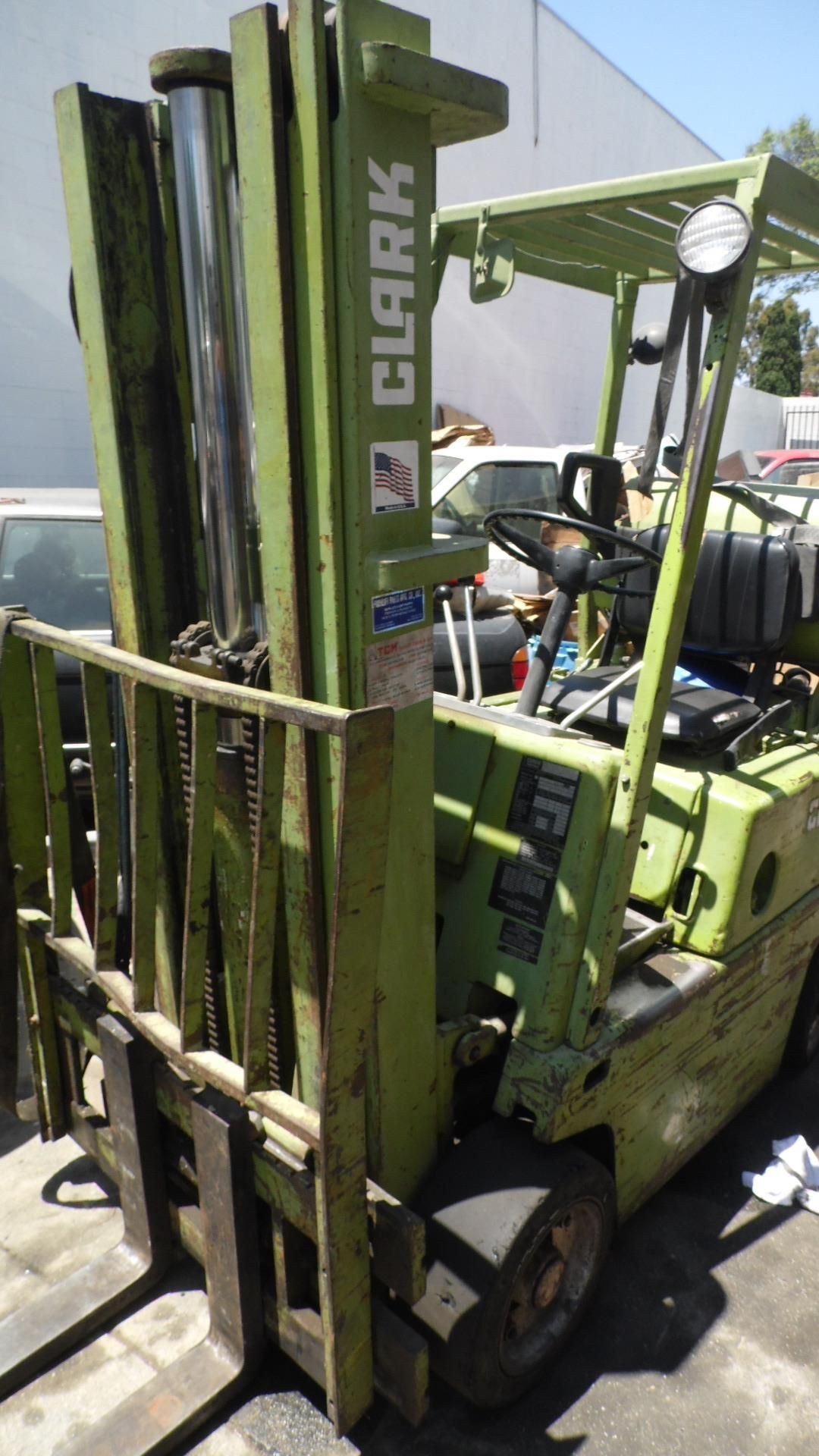 CLARK 3950-LB LPG FORKLIFT w/ SIDE SHIFT (LEAKS HYDRAULIC FLUID) - Image 2 of 2