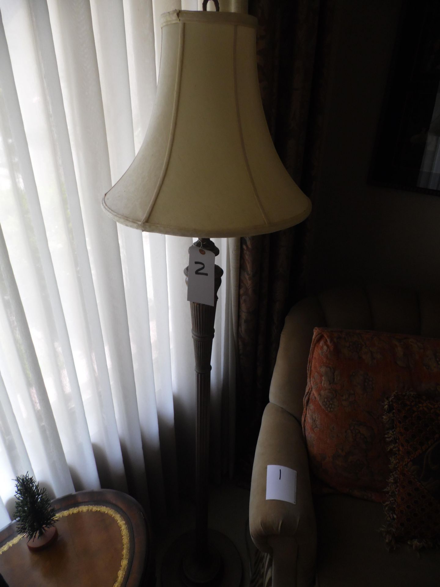 FLOOR LAMP w/ PICTURE