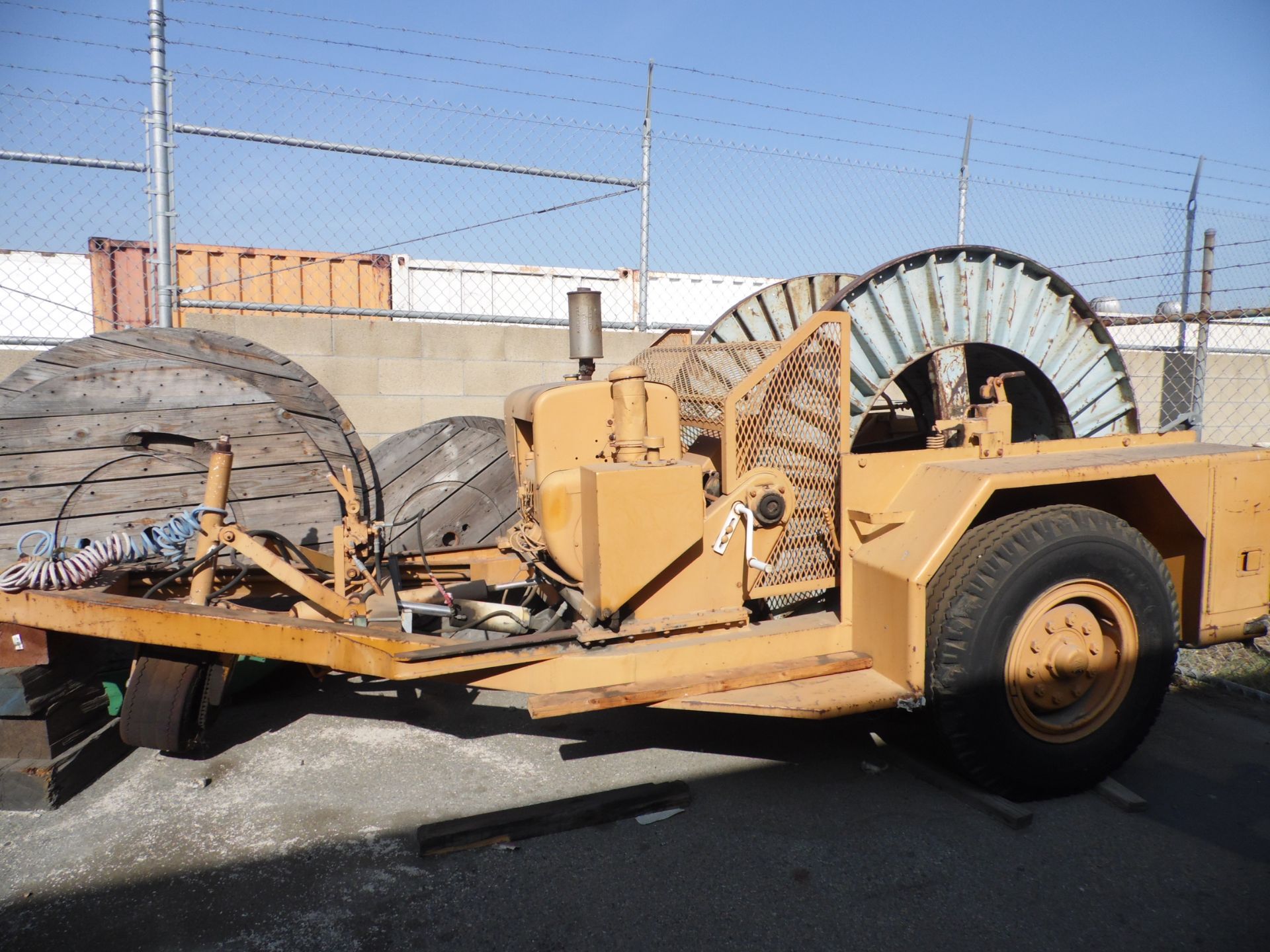 WIRE PULLER HOG ON TRAILER