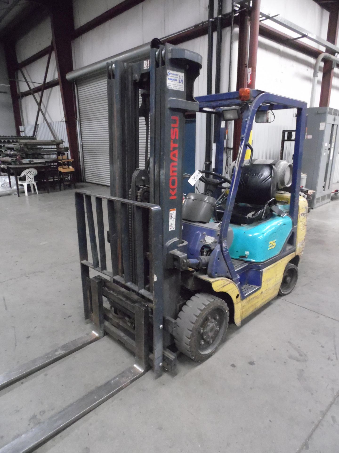 KOMATSU 5000-LB. FORKLIFT w/ SIDE SHIFT