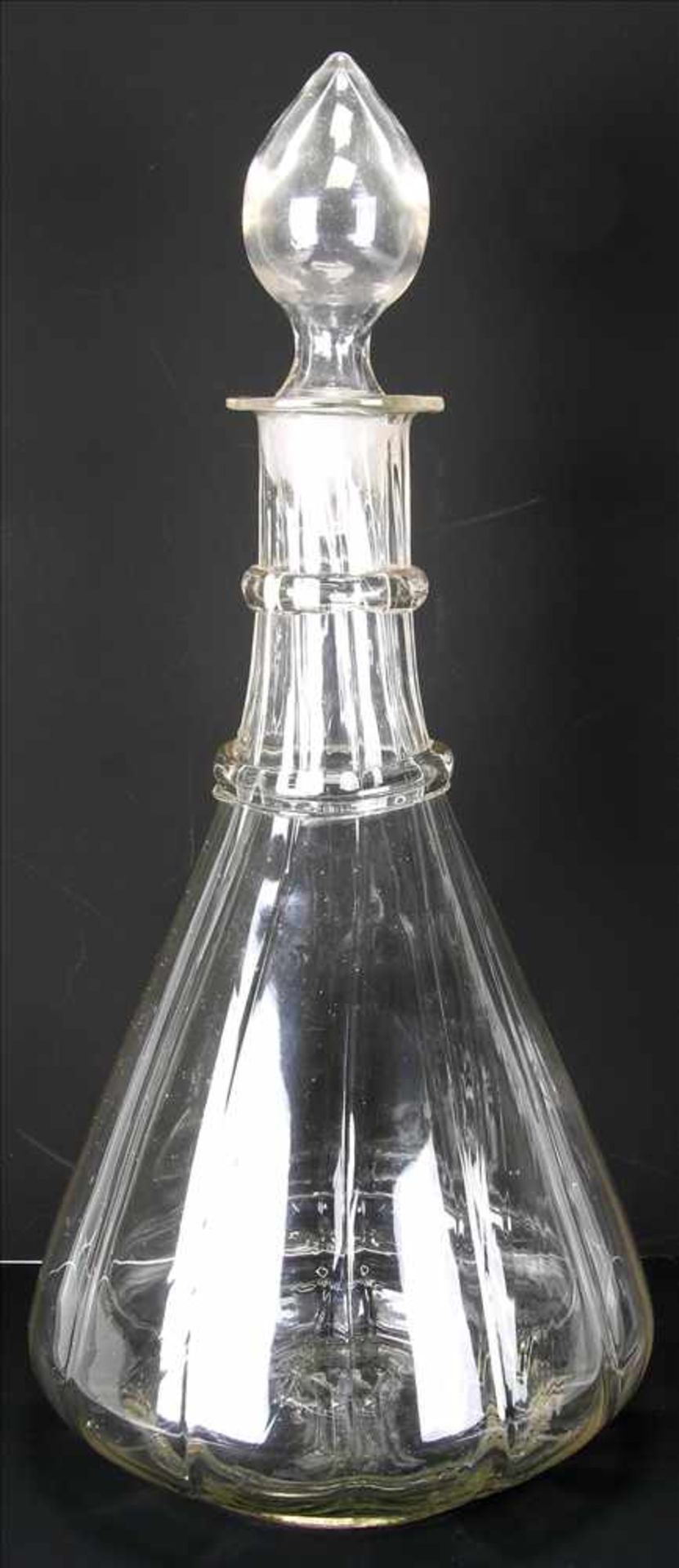 Große KaraffeDeutsch 18. J. Helles Glas. Pyramidenförmiger Korpus mit vertikal profilierter - Bild 2 aus 6