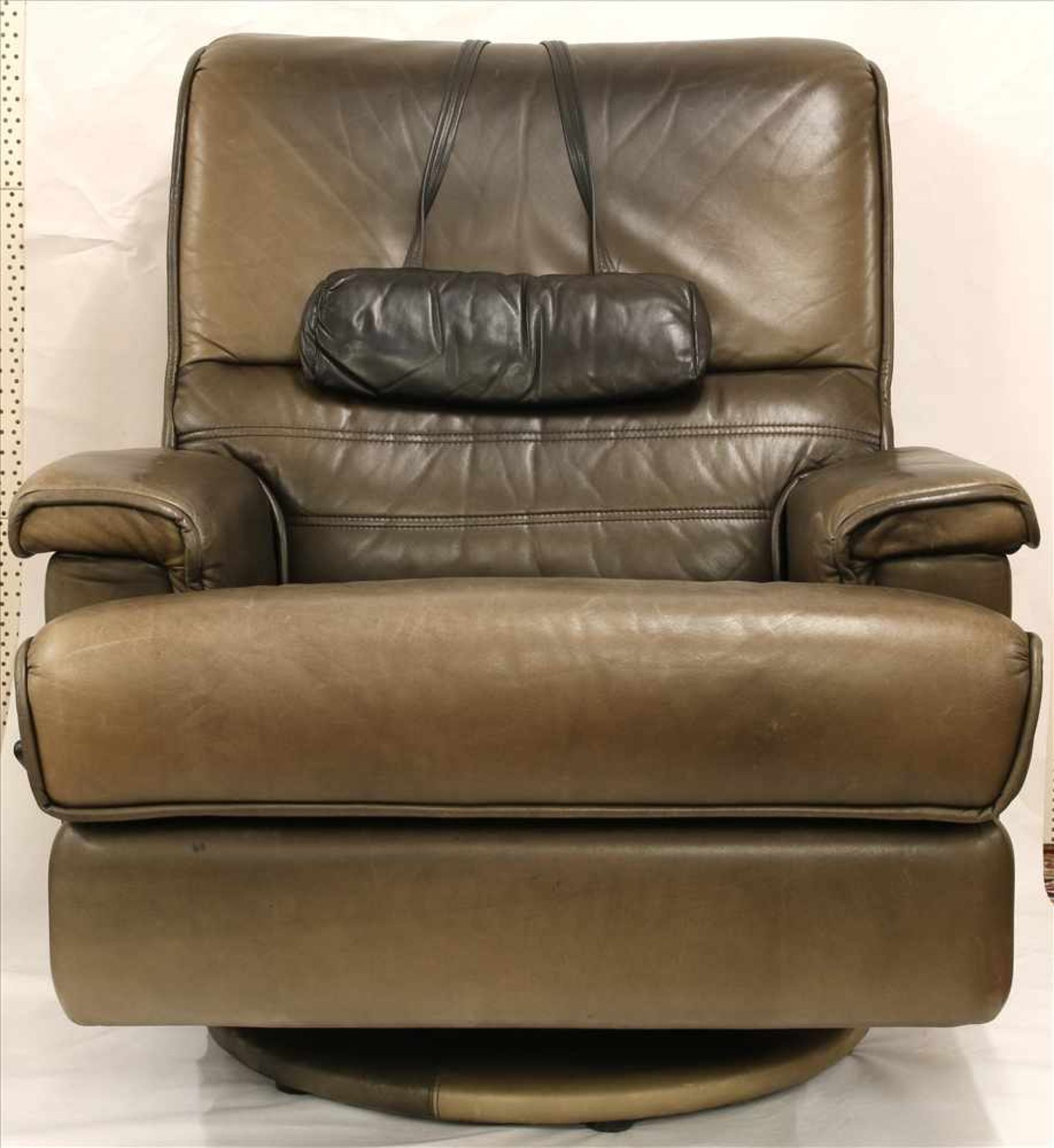 Design Sessel1970er Jahre. Ledersessel mit Relaxfunktion. Größe ca. 90 x 90 cm, Höhe ca. 100 cm.
