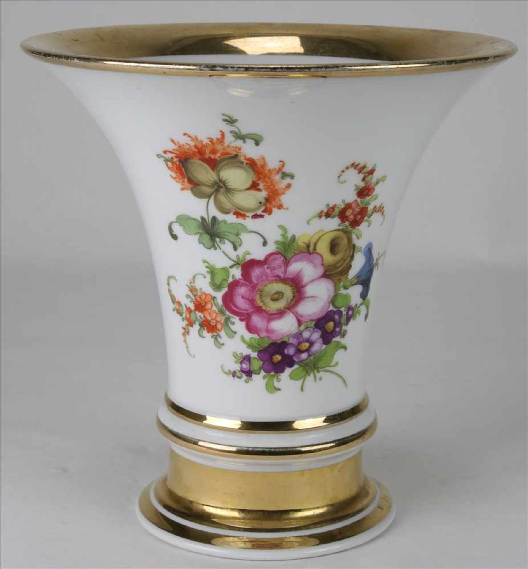 Fürstenberg Vase20. Jh. Empireform mit reicher Goldstaffage und Blumenbuket auf beiden