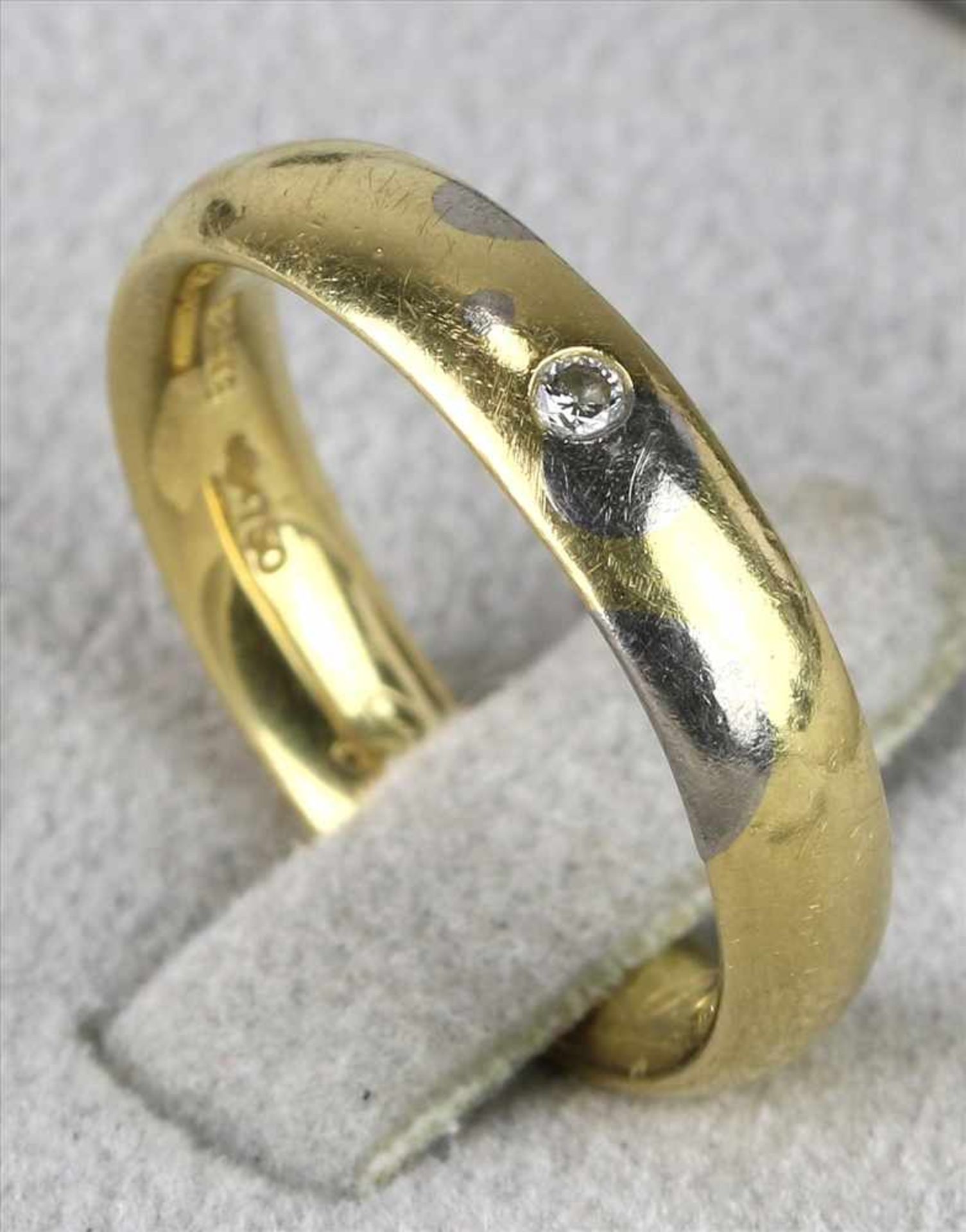 Niesing DiamantringDeutsch 20. Jh. GG 750. Glatte Ringschiene mit Punktdiamanten in eingeriebener