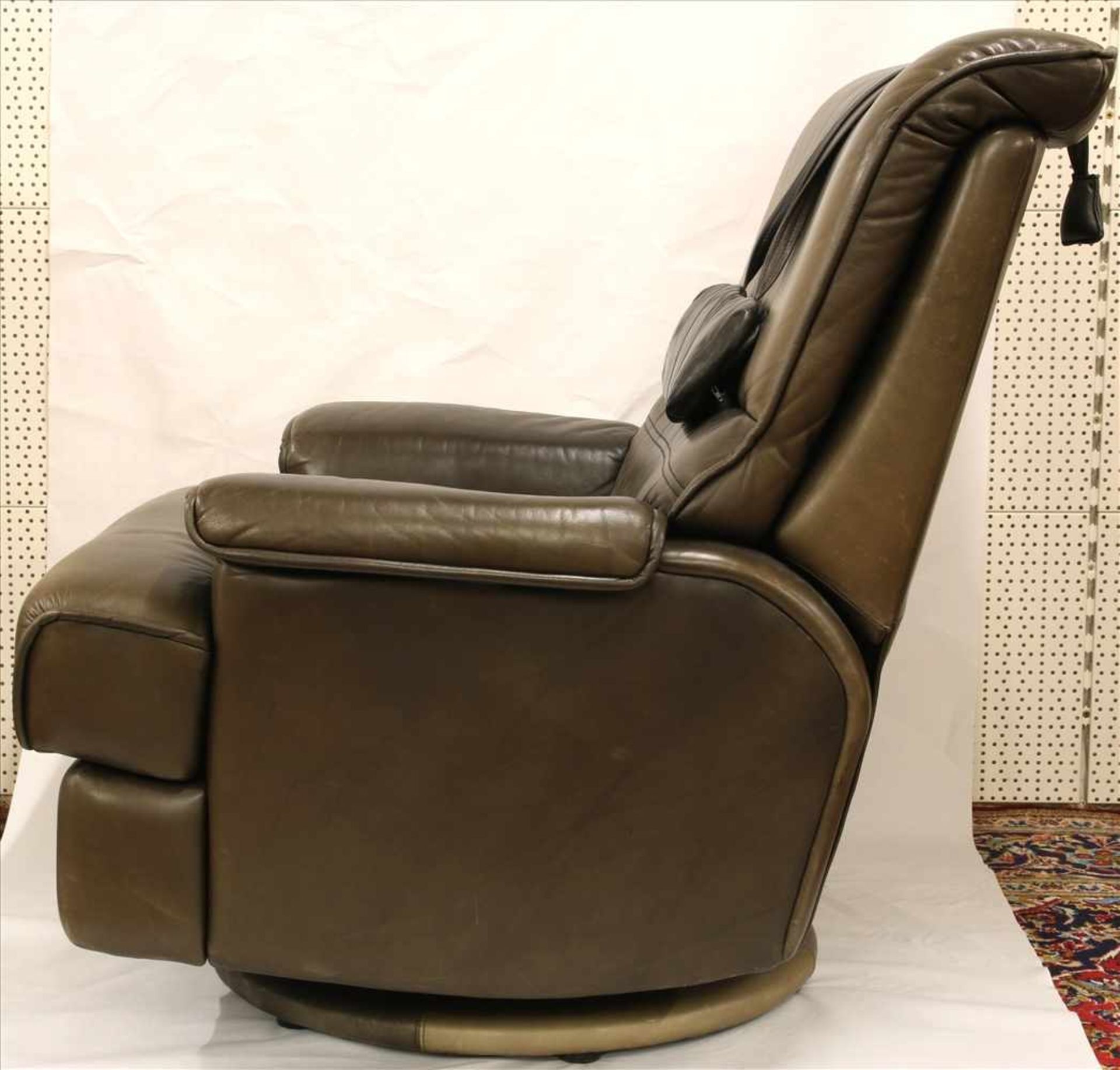 Design Sessel1970er Jahre. Ledersessel mit Relaxfunktion. Größe ca. 90 x 90 cm, Höhe ca. 100 cm. - Image 2 of 5