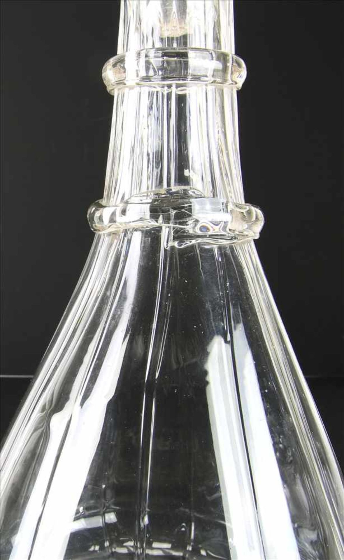 Große KaraffeDeutsch 18. J. Helles Glas. Pyramidenförmiger Korpus mit vertikal profilierter - Bild 4 aus 6