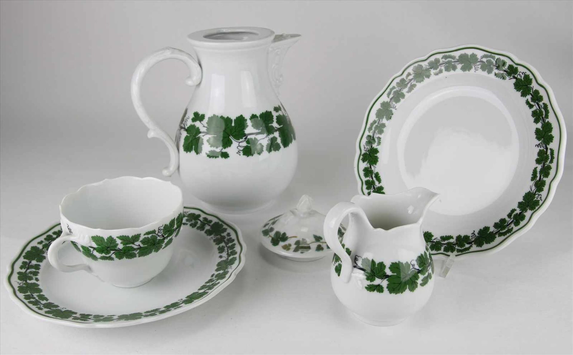 Konvolut MeissenEine Kaffeekanne, ein Milchkännchen, eine Tasse und zwei Teller. Voller grüner - Image 2 of 3