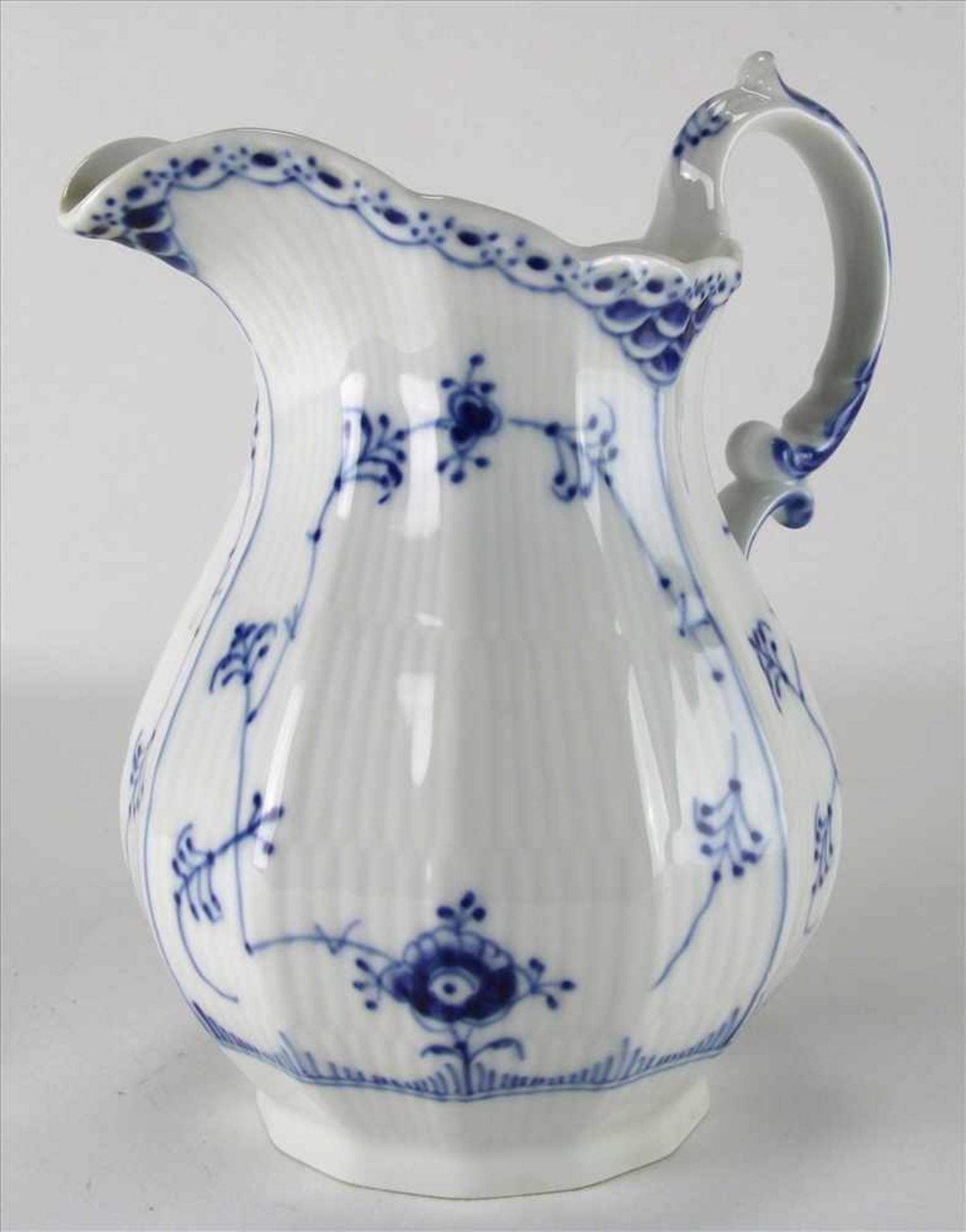 Krug Royal CopenhagenMuselmalet Halbspitze. Größe ca. 16,5 x 13 cm, Höhe ca. 19,5 cm. Guter