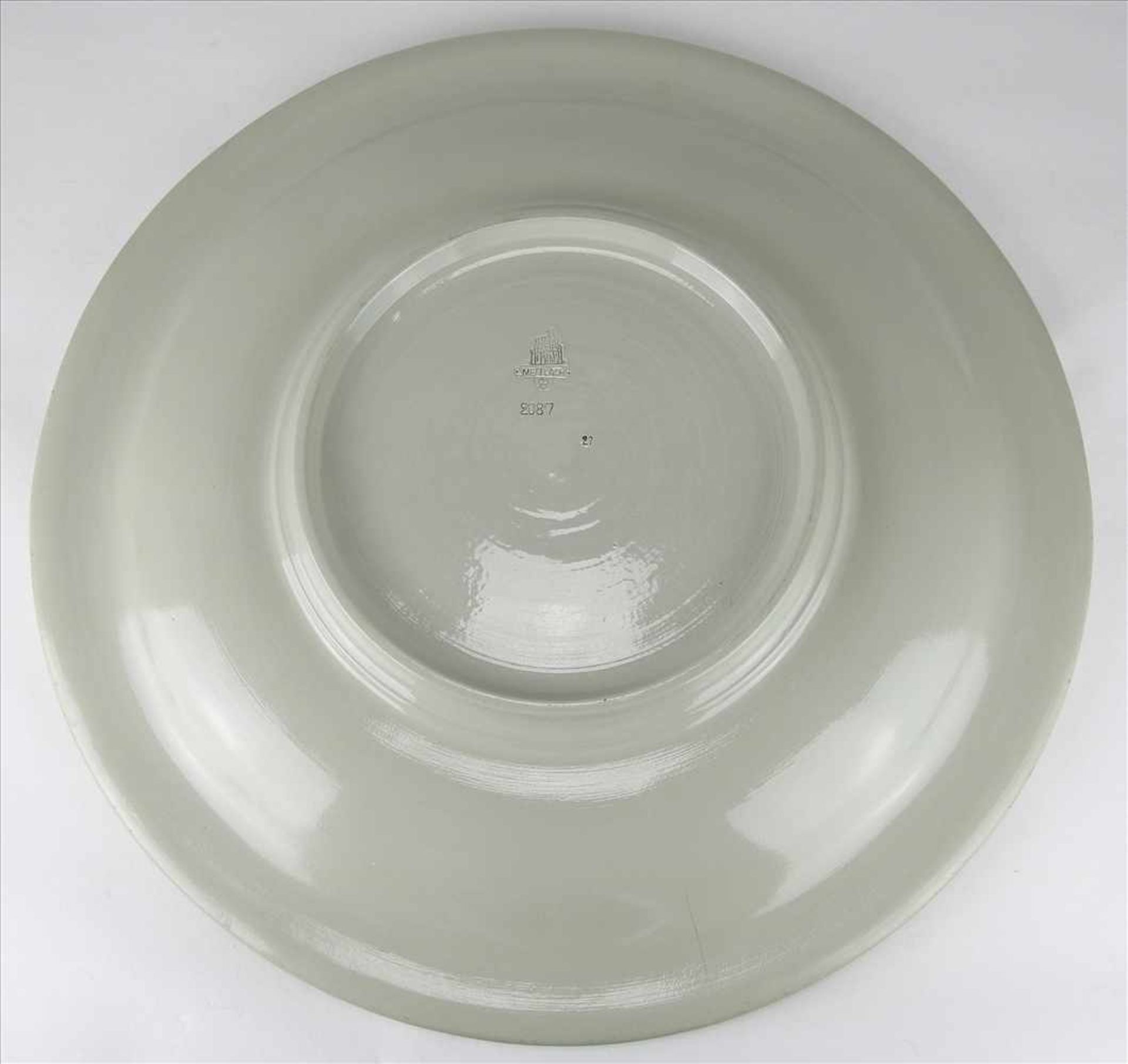 Mettlach BowleUm 1900. Glasiertes Steinzeug. Bowle mit zwei Griffen und Deckel auf Teller. - Bild 8 aus 9