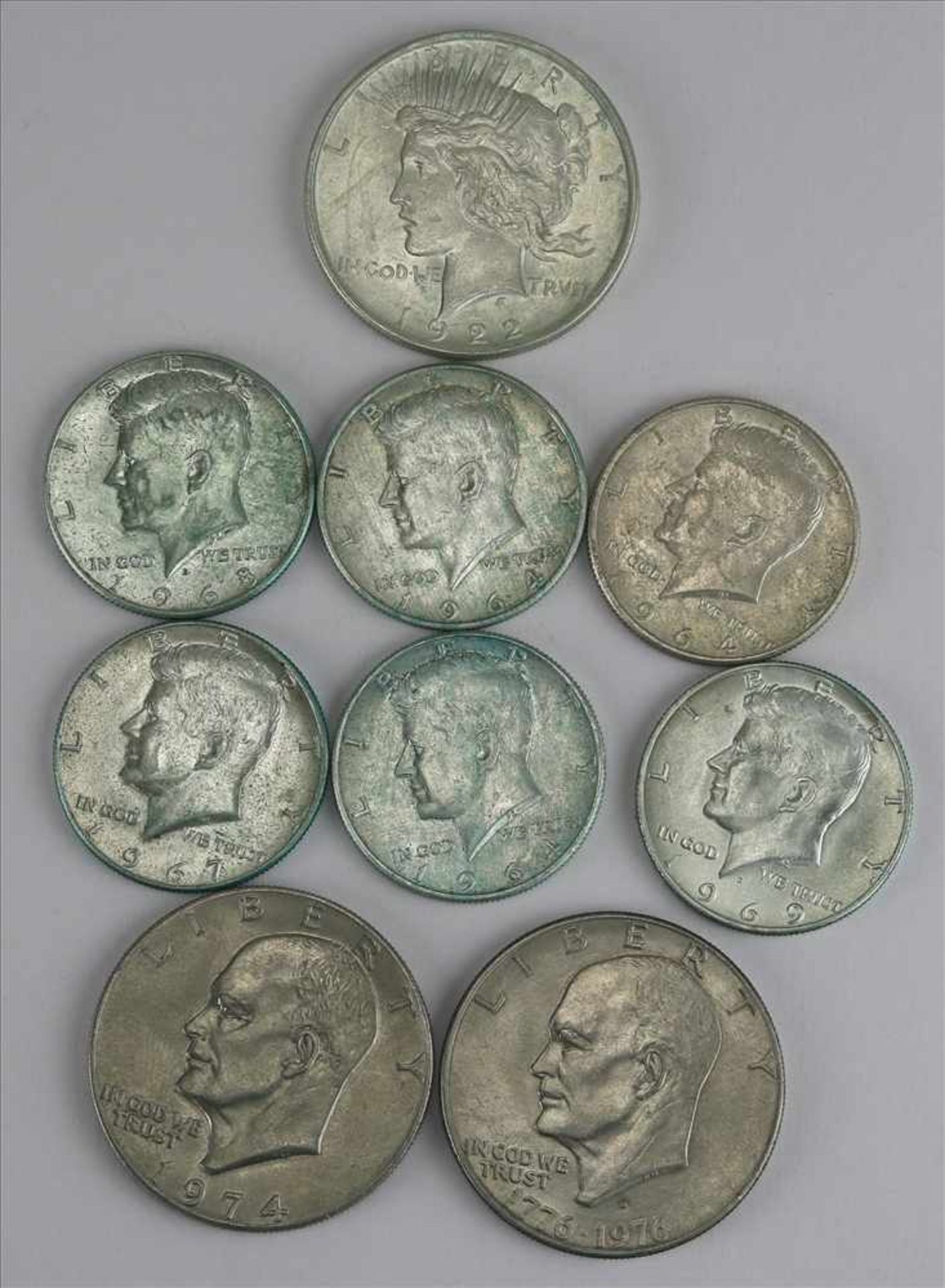 Konvolut Münzen USANeun diverse Dollarmünzen, teils Silber. Kennedy, Liberty etc. Altersbedingter