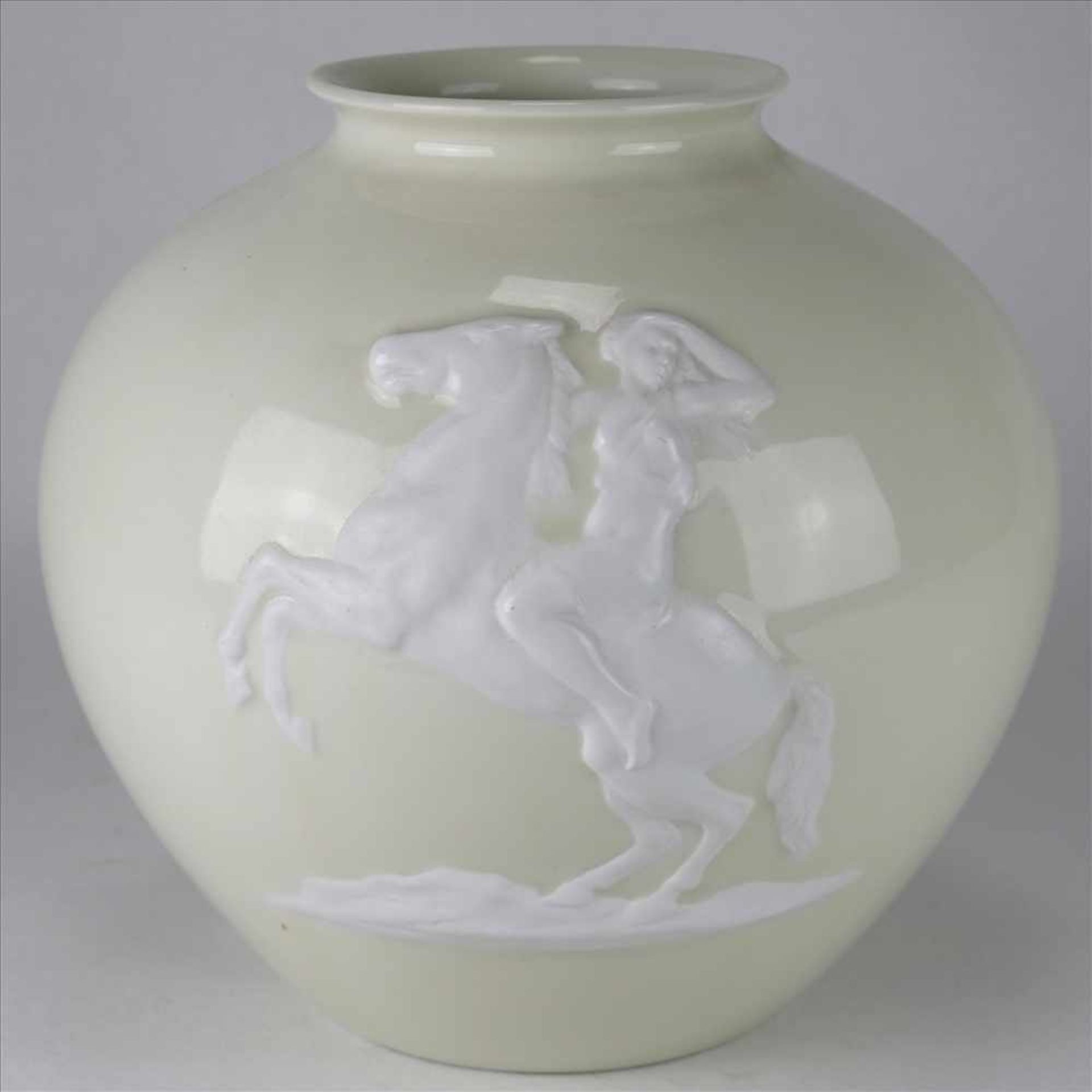 Rosenthal VaseCremefarbene Vase mit weißem Relief in Form einer antikisierten Reiterin auf einem