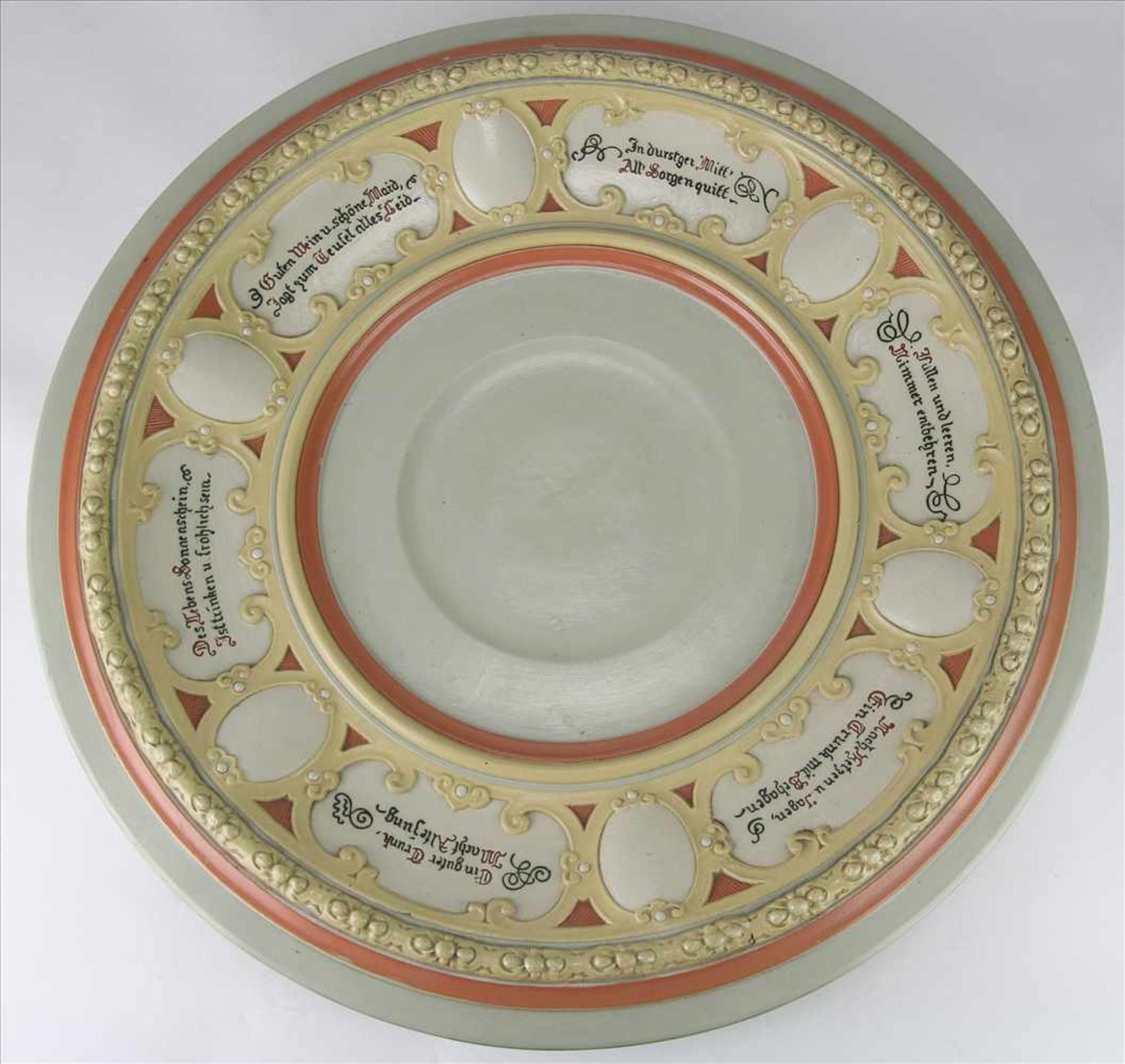 Mettlach BowleUm 1900. Glasiertes Steinzeug. Bowle mit zwei Griffen und Deckel auf Teller. - Bild 7 aus 9