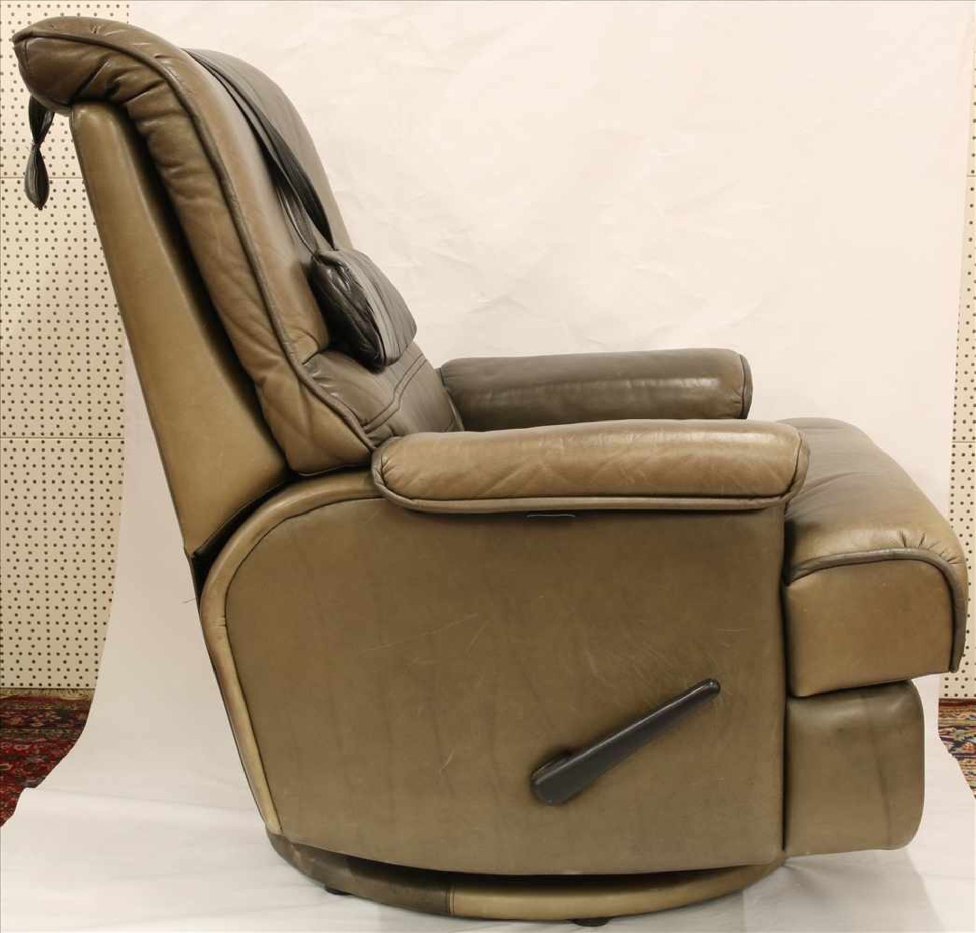 Design Sessel1970er Jahre. Ledersessel mit Relaxfunktion. Größe ca. 90 x 90 cm, Höhe ca. 100 cm. - Image 4 of 5