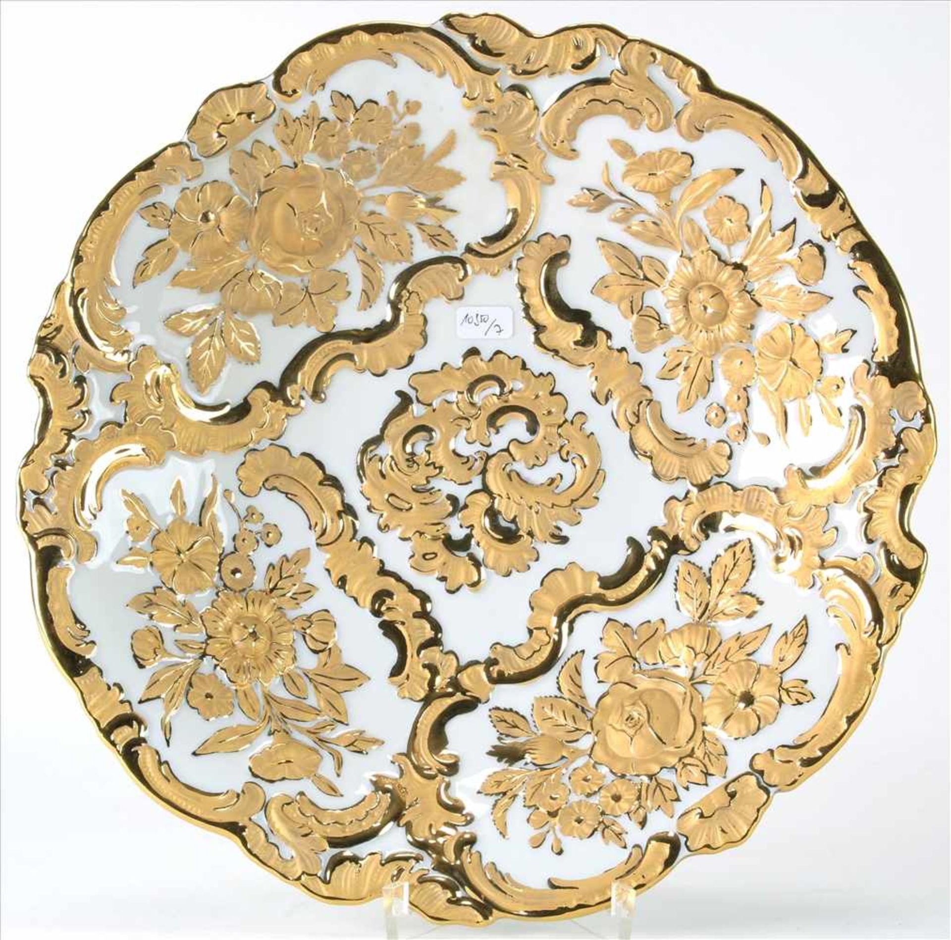 Prunkteller Meissen20. Jh. Tiefgemuldete Barockform mit Goldstaffage, teils mattiert mit Rosendekor.